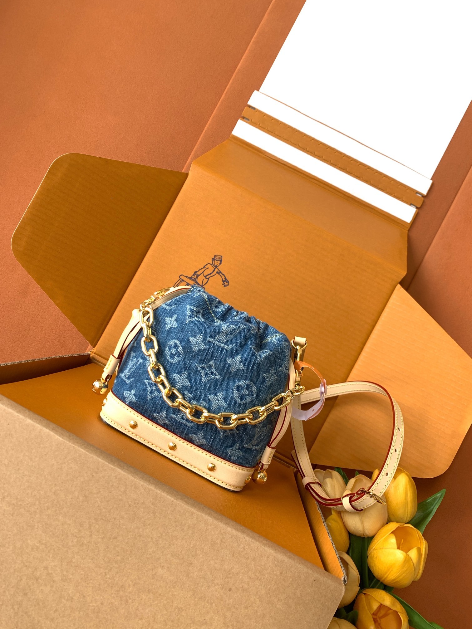 M83043 牛仔這款Nano Noé背包於今季煥然一新,用上現代風格的Denim藍色,與對比鮮明的皮革