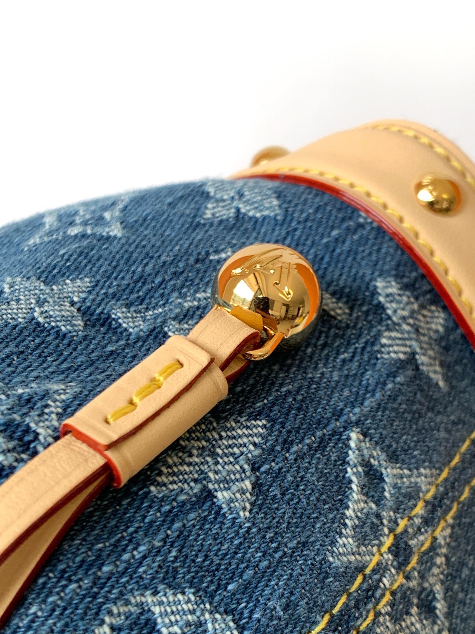 M83043 牛仔這款Nano Noé背包於今季煥然一新,用上現代風格的Denim藍色,與對比鮮明的皮革