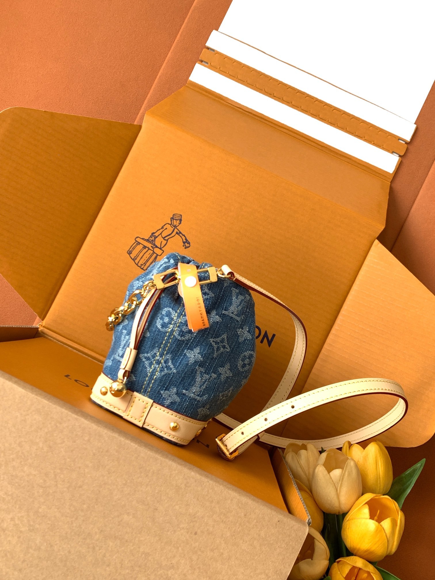 M83043 牛仔這款Nano Noé背包於今季煥然一新,用上現代風格的Denim藍色,與對比鮮明的皮革