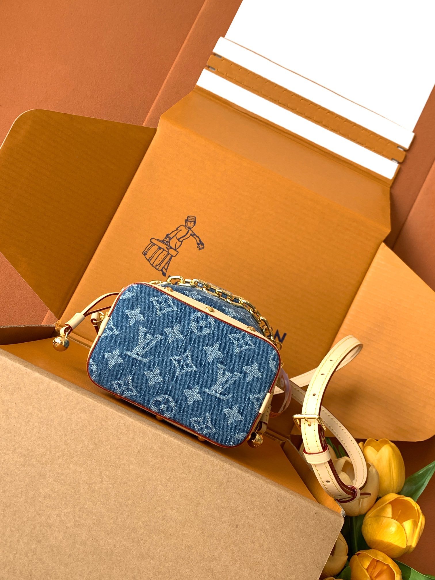 M83043 牛仔這款Nano Noé背包於今季煥然一新,用上現代風格的Denim藍色,與對比鮮明的皮革