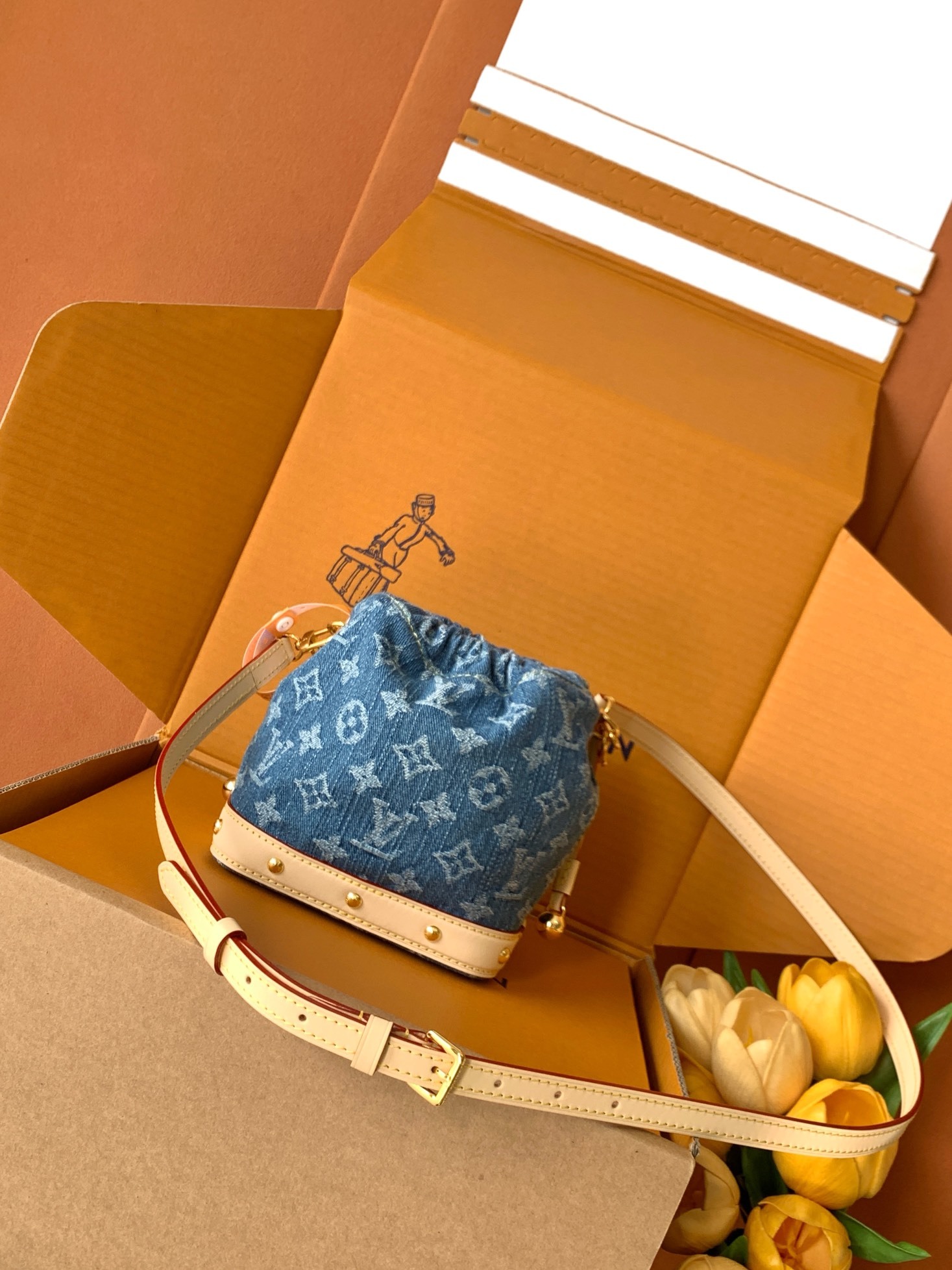 M83043 牛仔這款Nano Noé背包於今季煥然一新,用上現代風格的Denim藍色,與對比鮮明的皮革