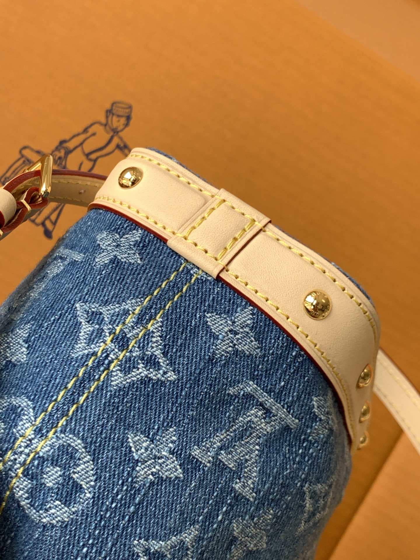 M83043 牛仔這款Nano Noé背包於今季煥然一新,用上現代風格的Denim藍色,與對比鮮明的皮革