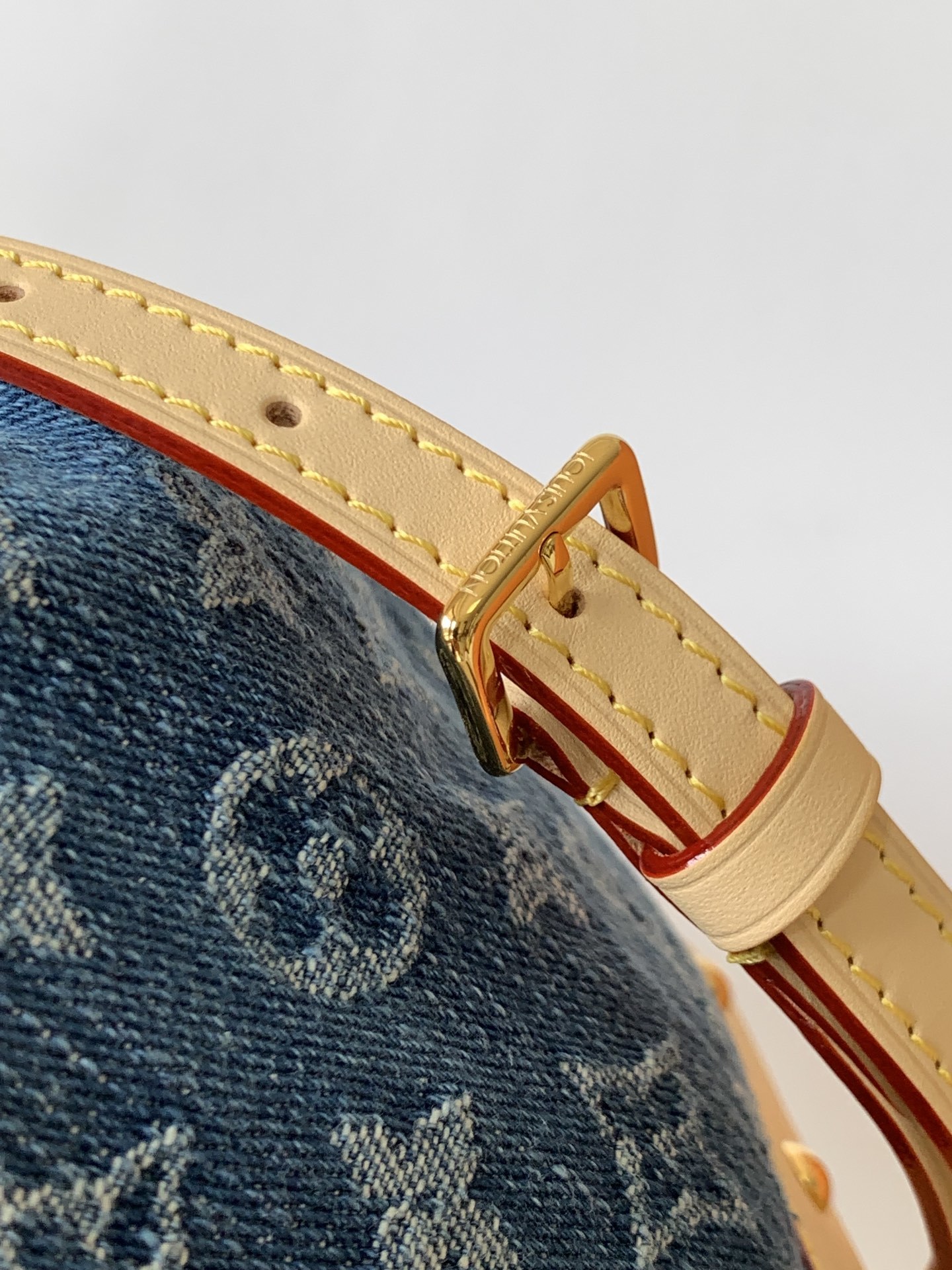 M83043 牛仔這款Nano Noé背包於今季煥然一新,用上現代風格的Denim藍色,與對比鮮明的皮革