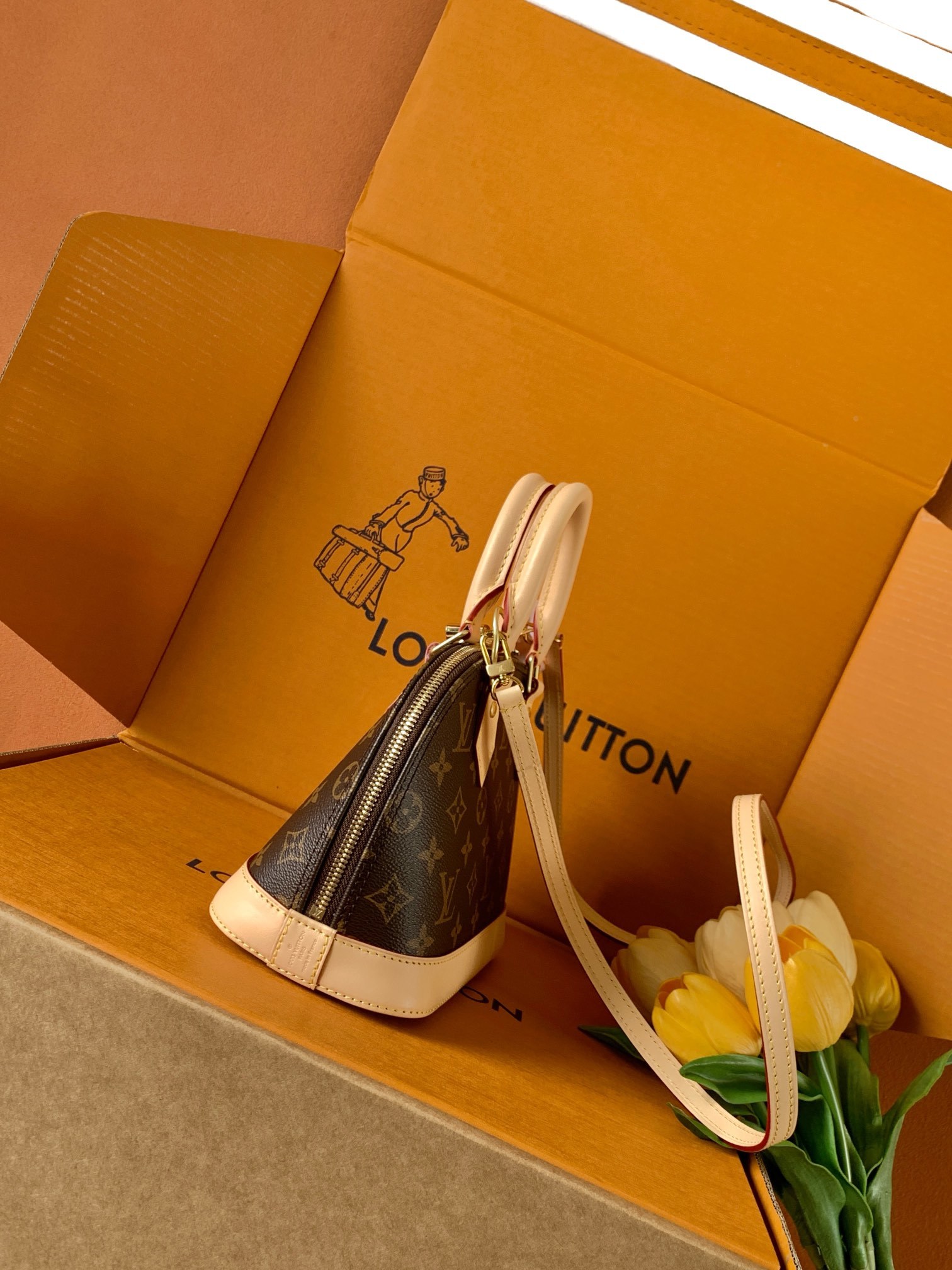 M53152全钢复制,路易威登标志性手袋中设计结构最为挺括的一款,其原型是由加斯顿·威登设计并以Alma