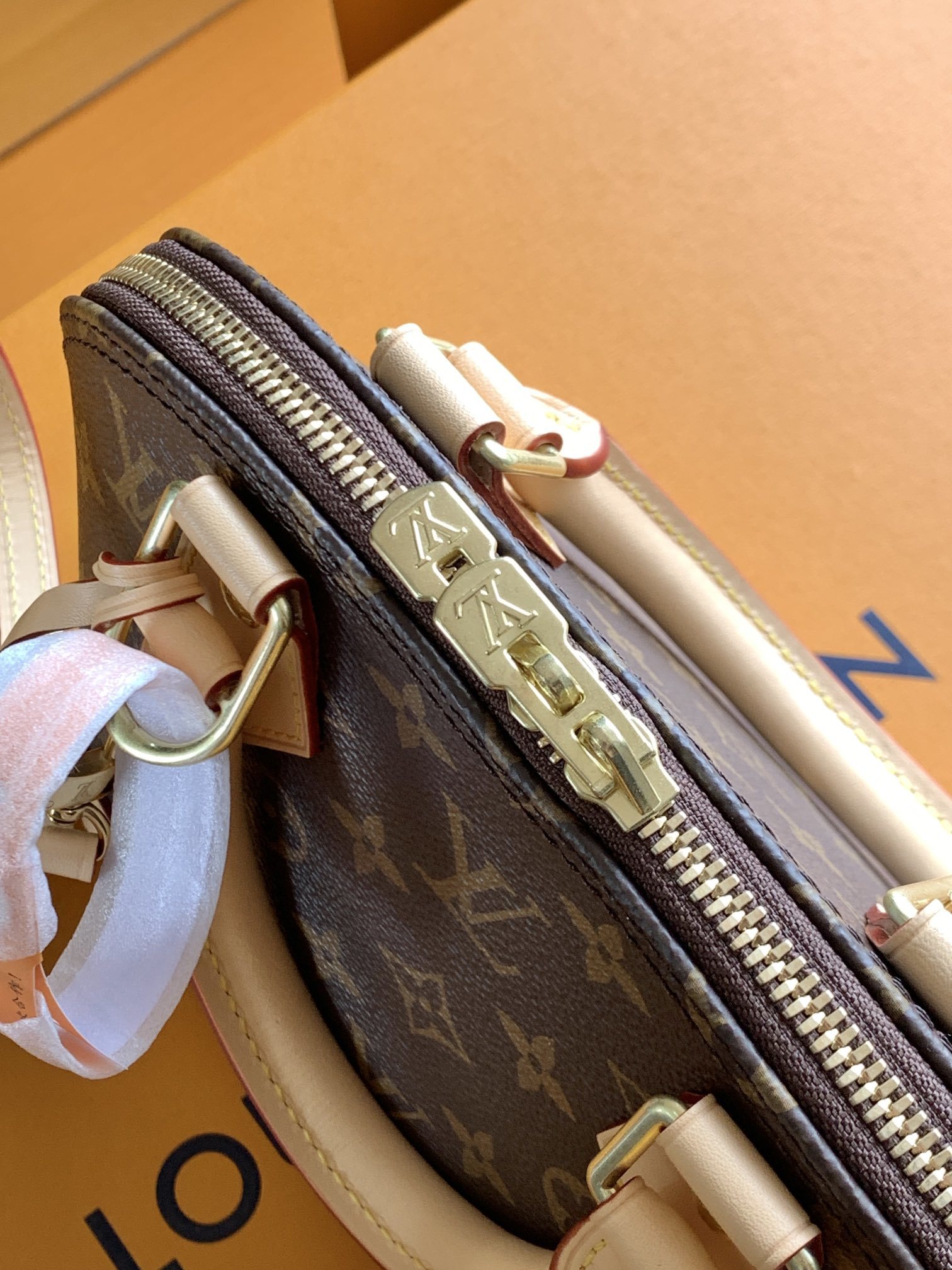 M53152全钢复制,路易威登标志性手袋中设计结构最为挺括的一款,其原型是由加斯顿·威登设计并以Alma