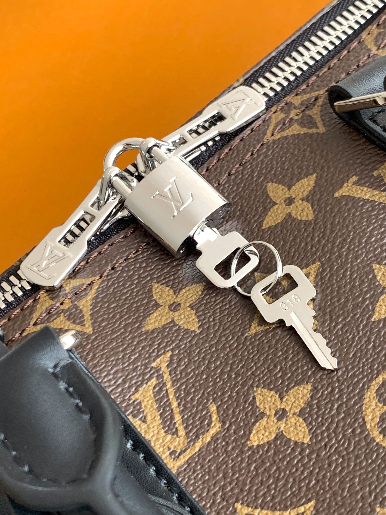 特级全钢。 免税版LV KEEPALL 45旅行袋(配肩带)型号:M56711老花配黑皮45💫 升级回货