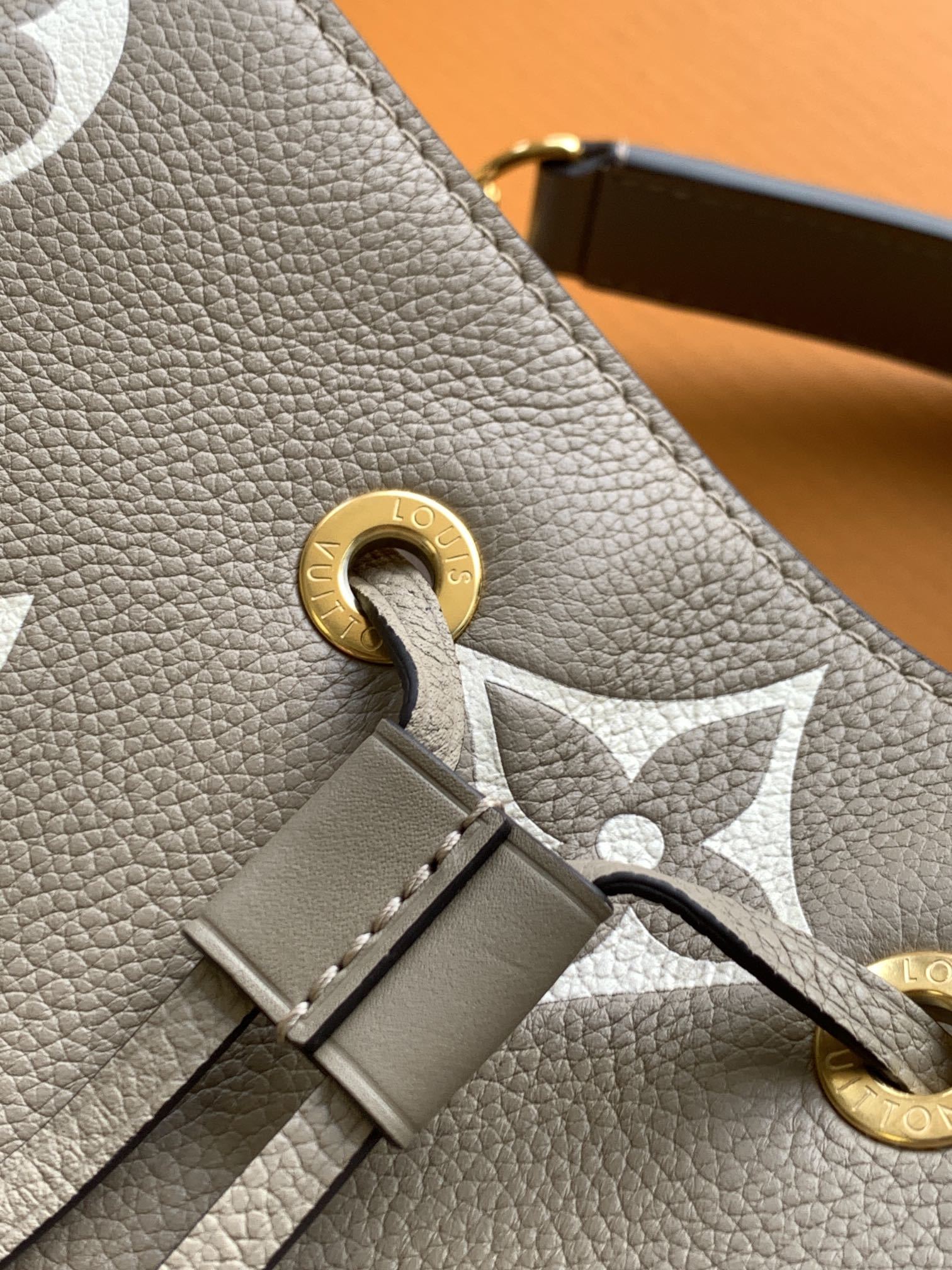 M45555卡其丝印 全皮压花水桶包 独家免税渠道MB特级 (全钢五金 进口原厂牛皮)线上首发NéoNo