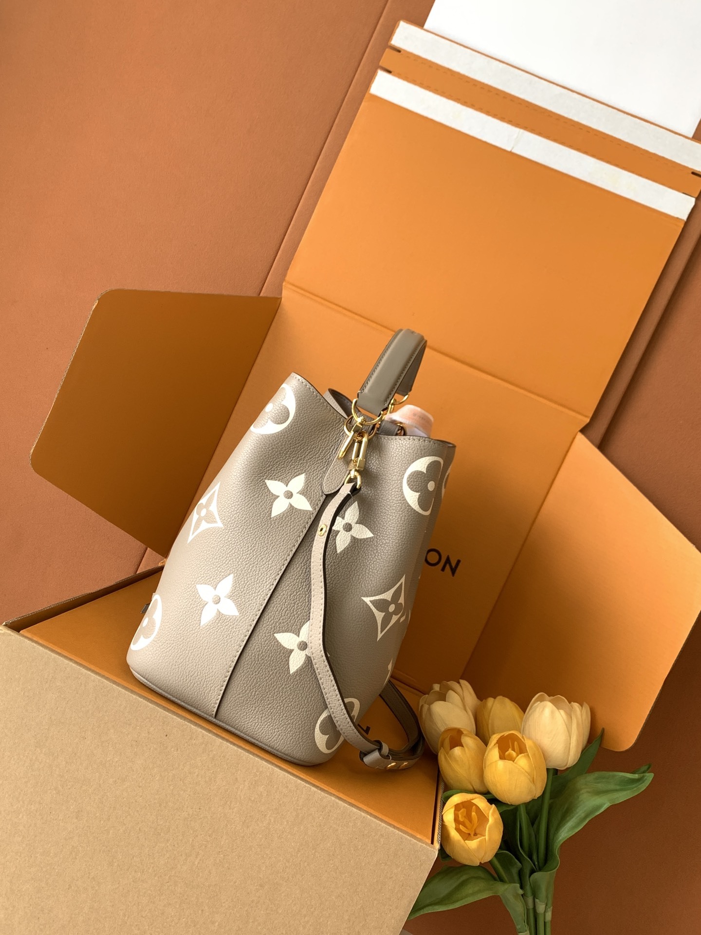 M45555卡其丝印 全皮压花水桶包 独家免税渠道MB特级 (全钢五金 进口原厂牛皮)线上首发NéoNo