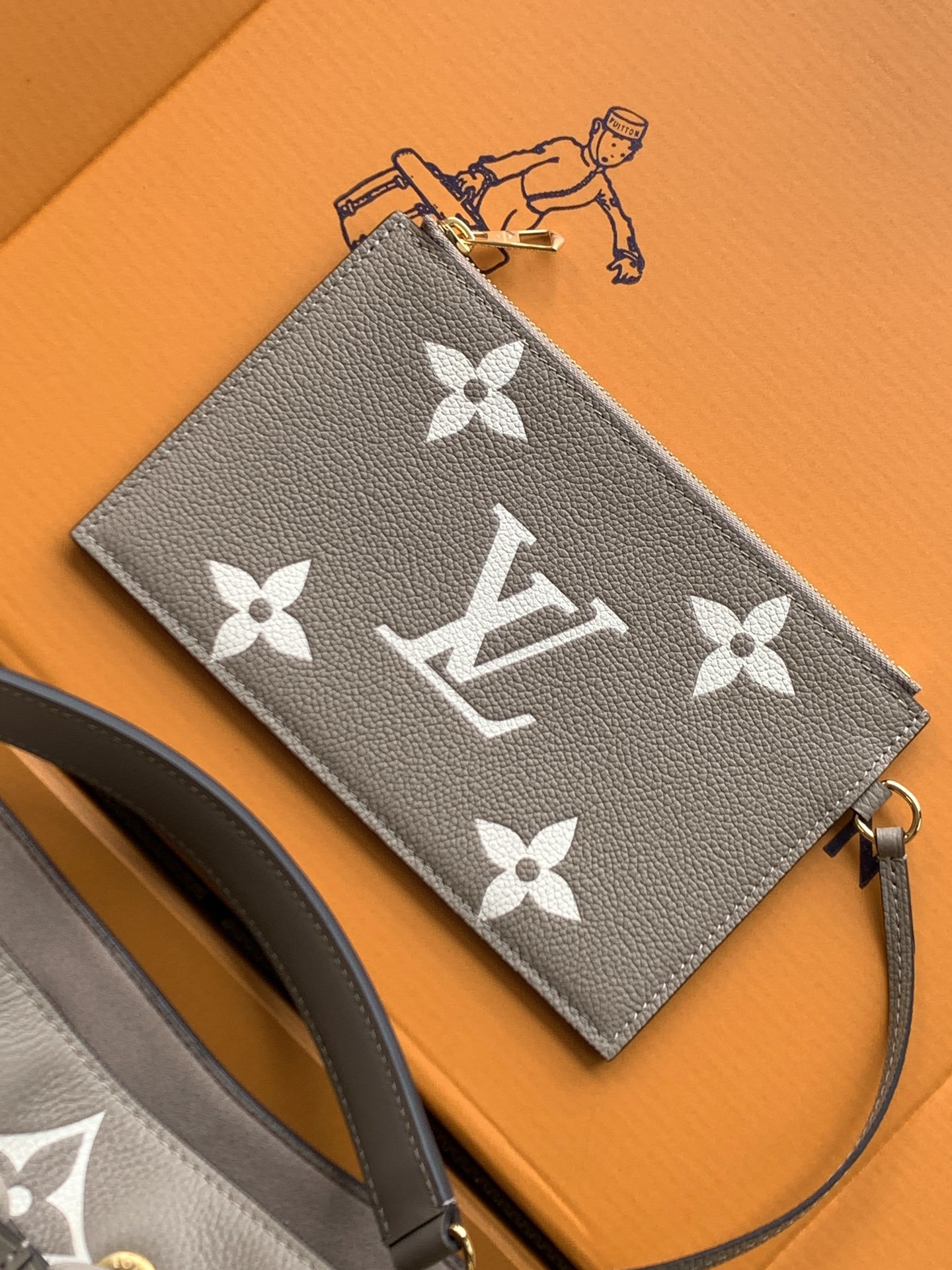 M45555卡其丝印 全皮压花水桶包 独家免税渠道MB特级 (全钢五金 进口原厂牛皮)线上首发NéoNo