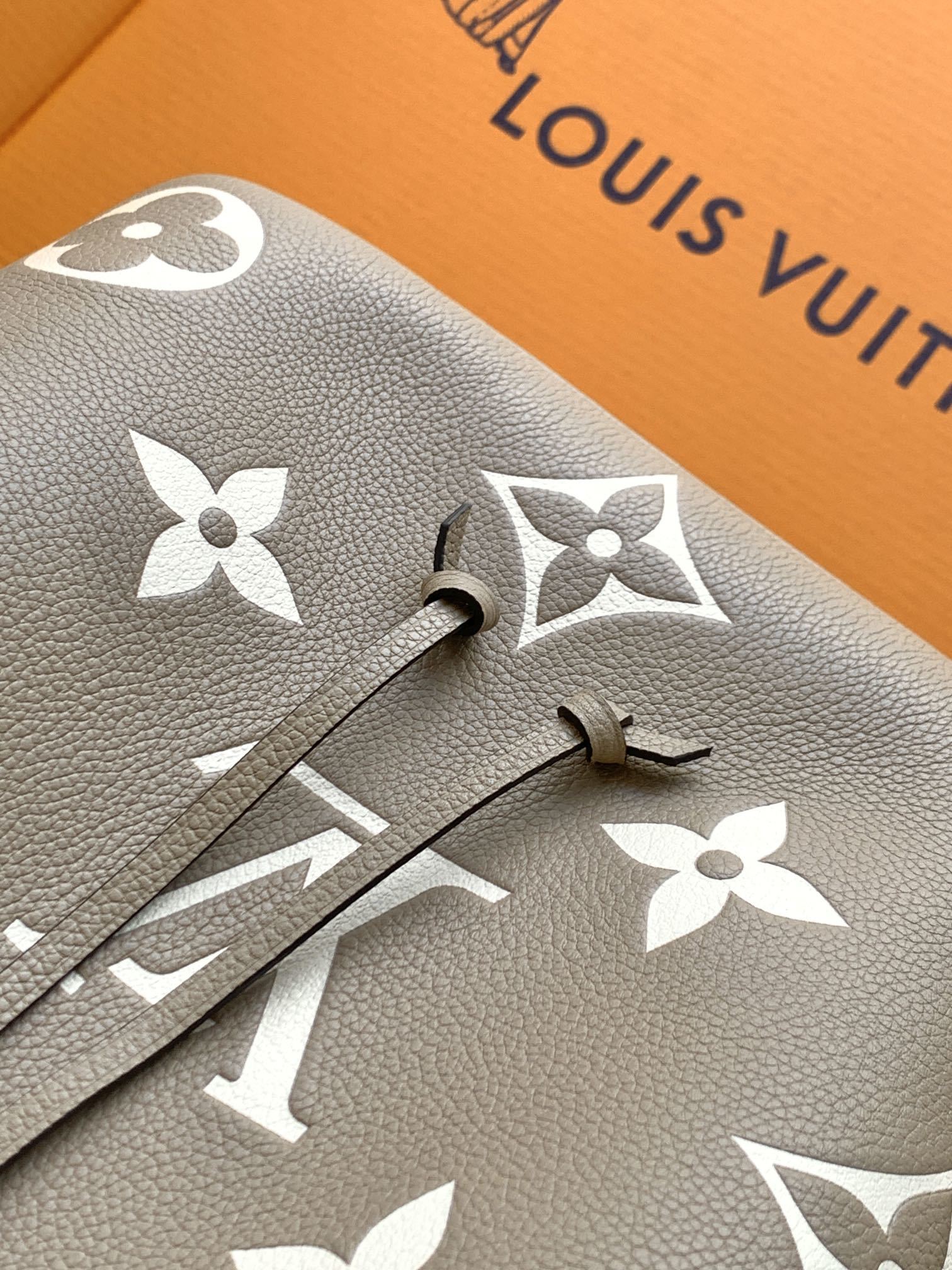 M45555卡其丝印 全皮压花水桶包 独家免税渠道MB特级 (全钢五金 进口原厂牛皮)线上首发NéoNo