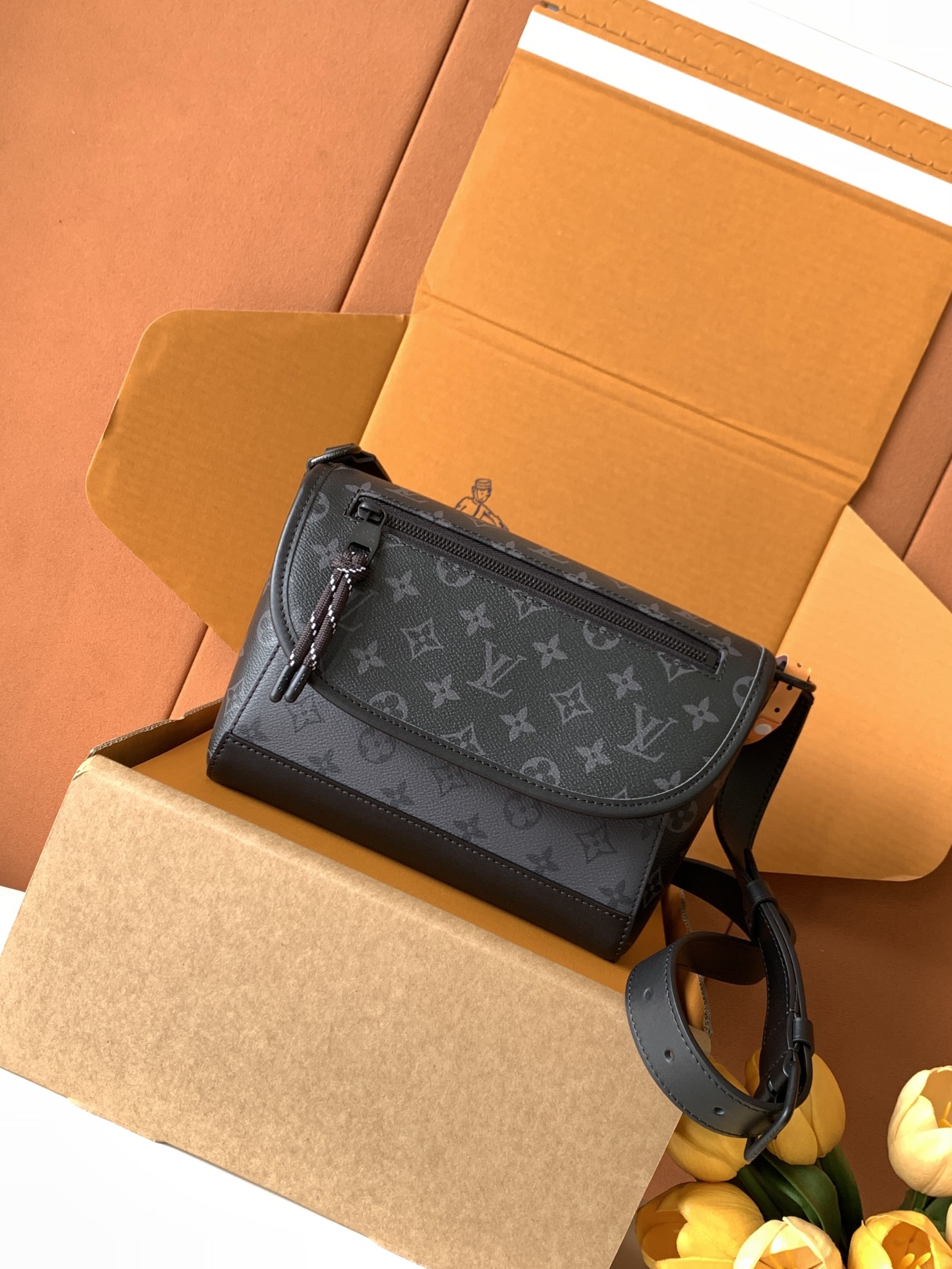 P790 [Cuero original con versión de chip MB de grado especial] Esta bolsa de mensajero Pulse Modelo: M12681 versión con…