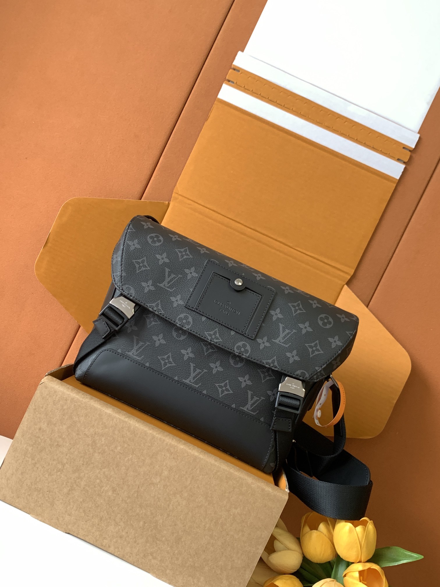 p850PVoyager Small Messenger Bag [Edición especial mejorada] Modelo: 40511 Cuero: Cuero italiano de grado A Hardware: H…