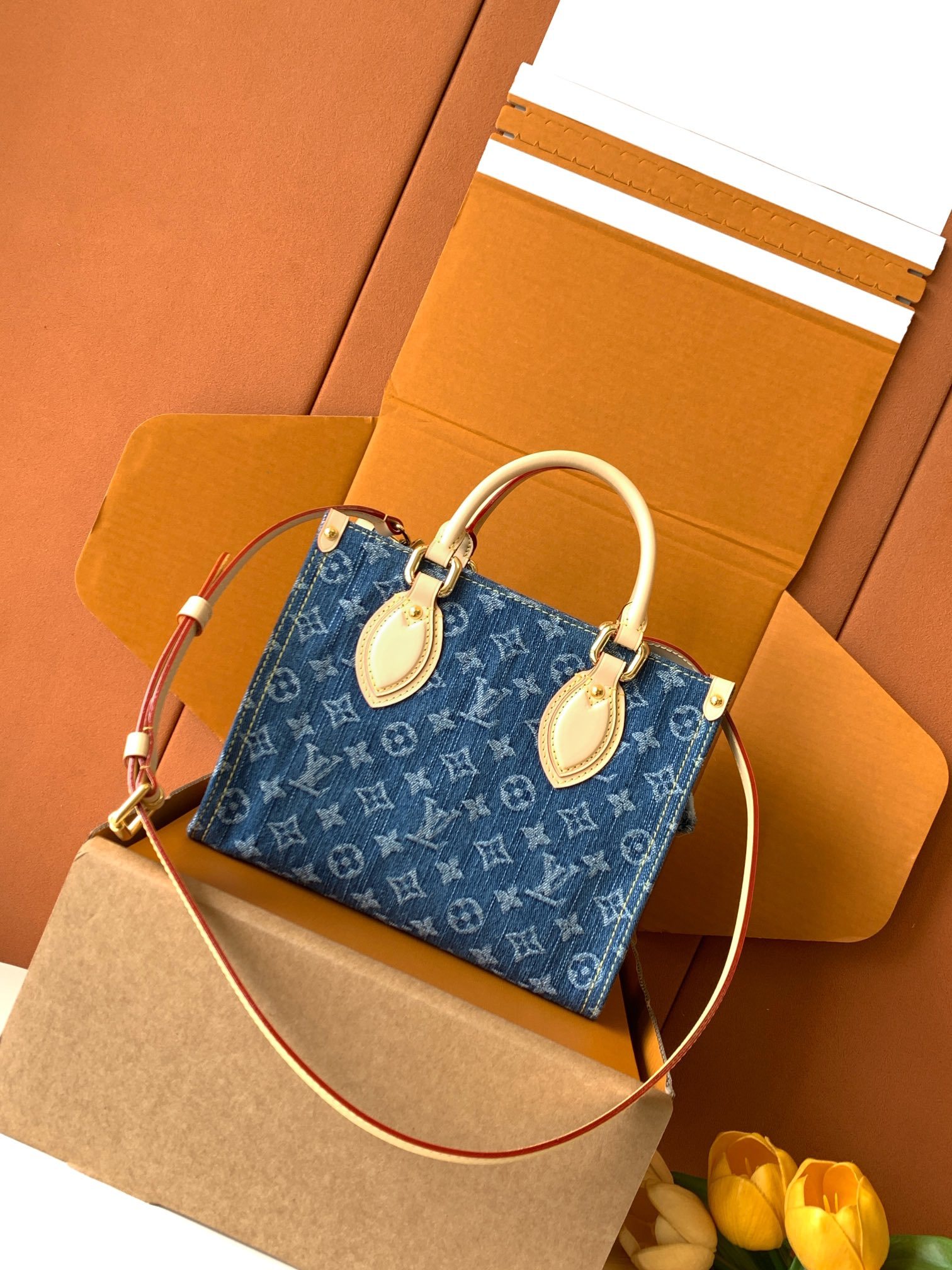 【特级MB牛仔布】ONTHEGO 小号手袋型号:M14633材料:A+级全钢五金,进口高弹面料包装:全套