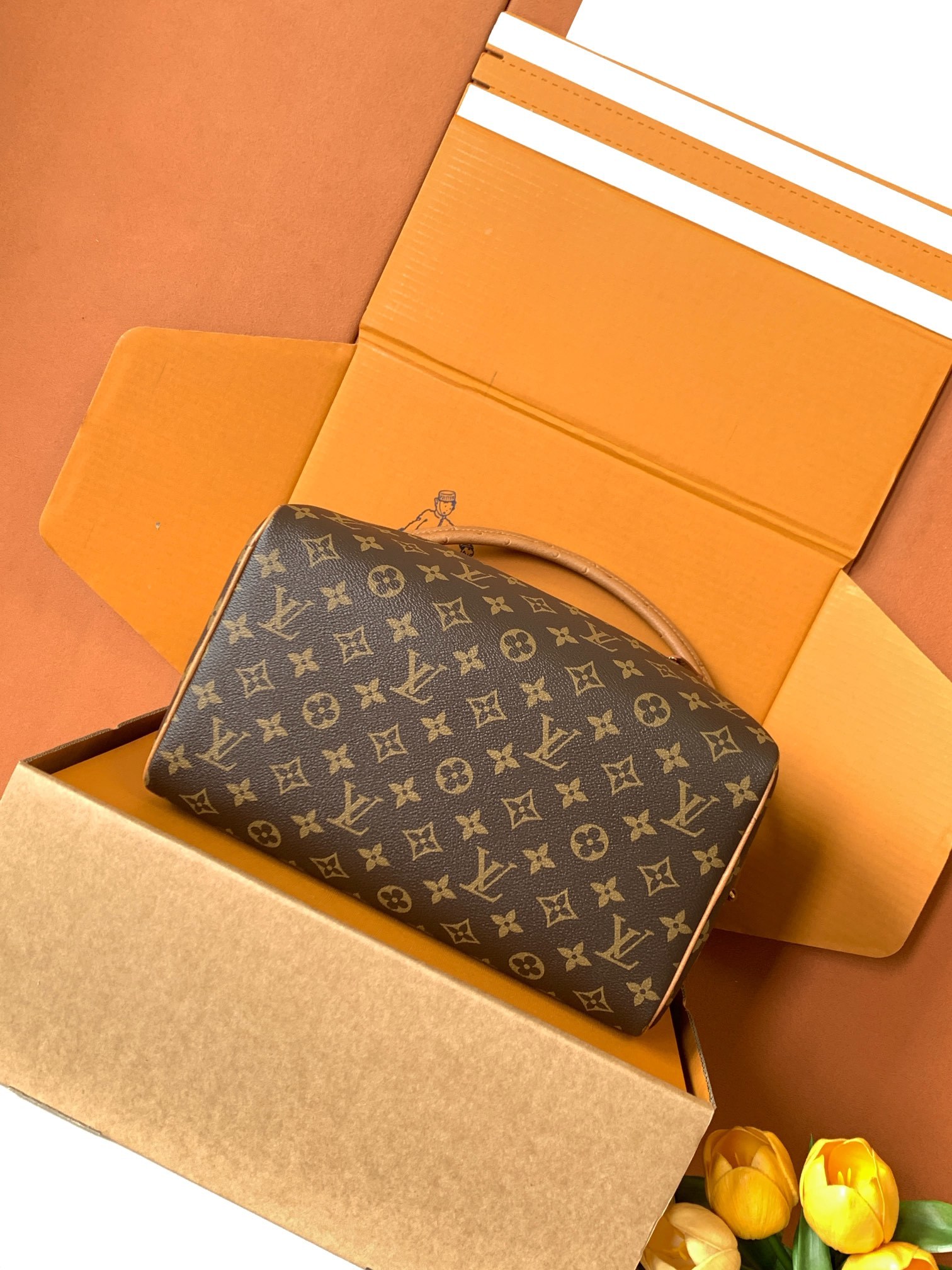 【特级MB163c芯片版原厂皮】 Speedy Soft 30 Dark手袋以瞩目风姿成就旅途良伴。型号