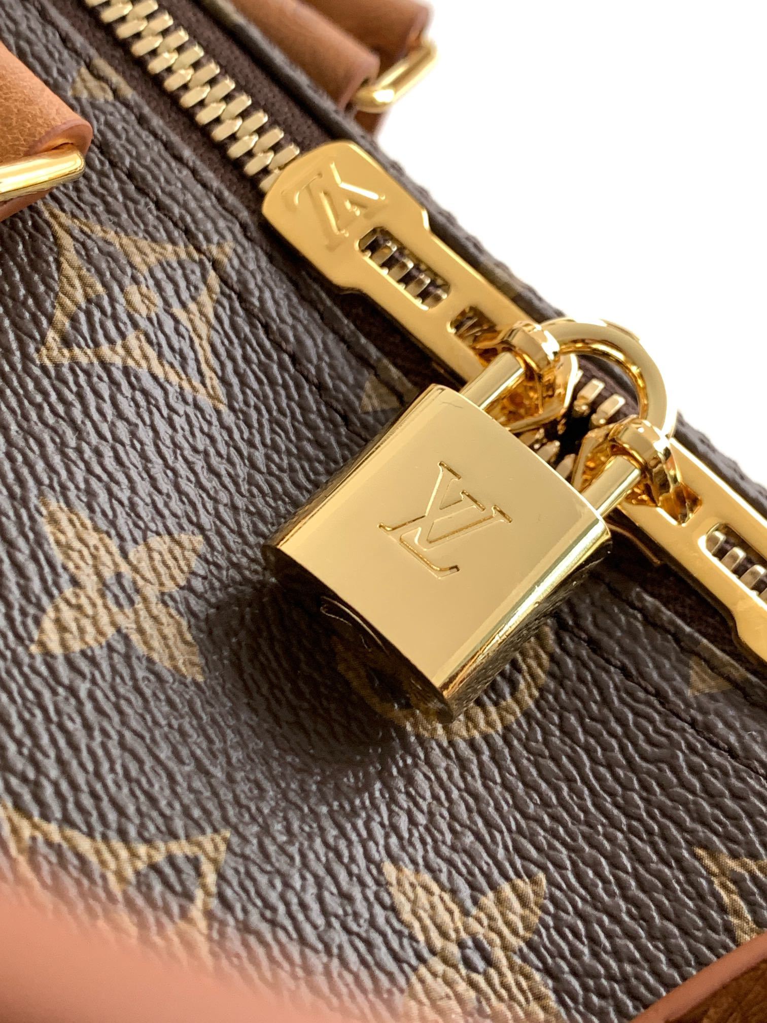 【特级MB163c芯片版原厂皮】 Speedy Soft 30 Dark手袋以瞩目风姿成就旅途良伴。型号