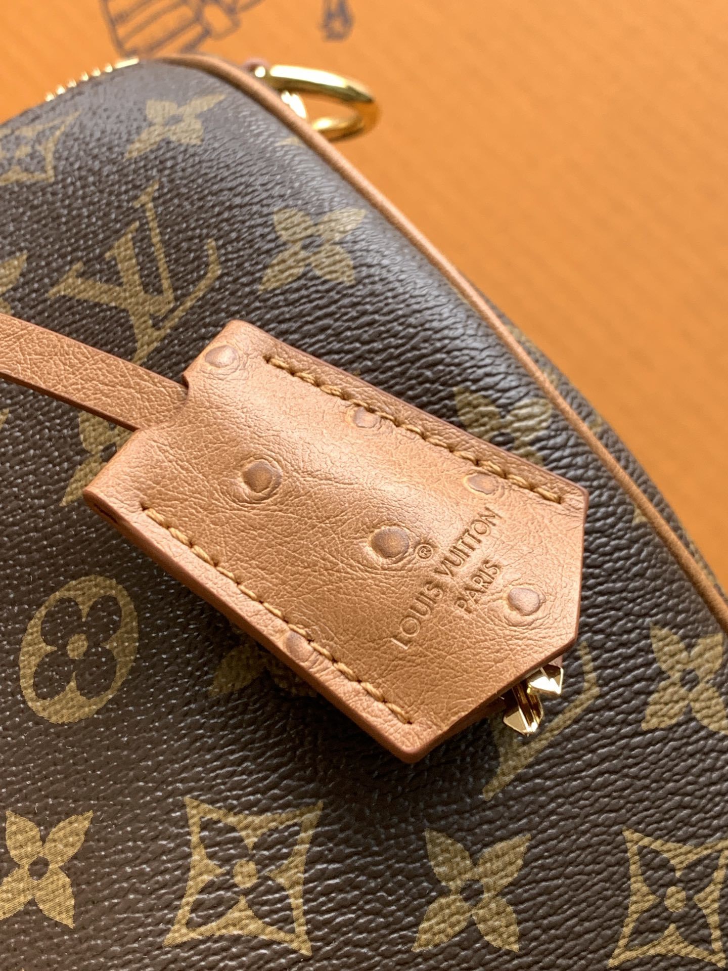 【特级MB163c芯片版原厂皮】 Speedy Soft 30 Dark手袋以瞩目风姿成就旅途良伴。型号