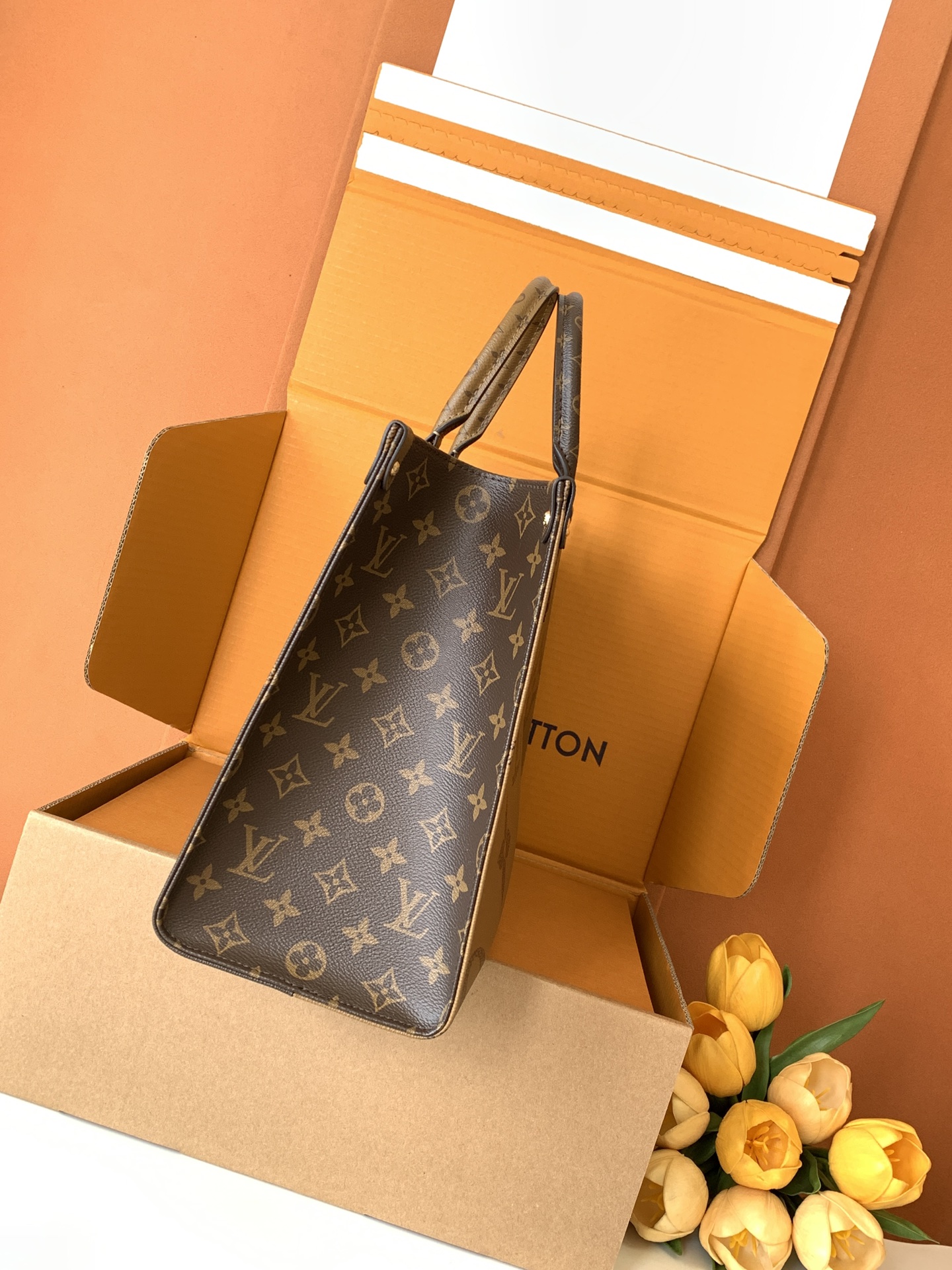 p800💰Onthego 中号手袋
【特级加强版】
型号： M45039
皮料： 是意大利A级皮料
五金： 采用进口A级全钢五金
包装： 全套原厂MB包装
尺寸：35.0 x 27.0 x 14.0 厘米 (长 x 高 x 宽)
专柜同步电子芯片内码