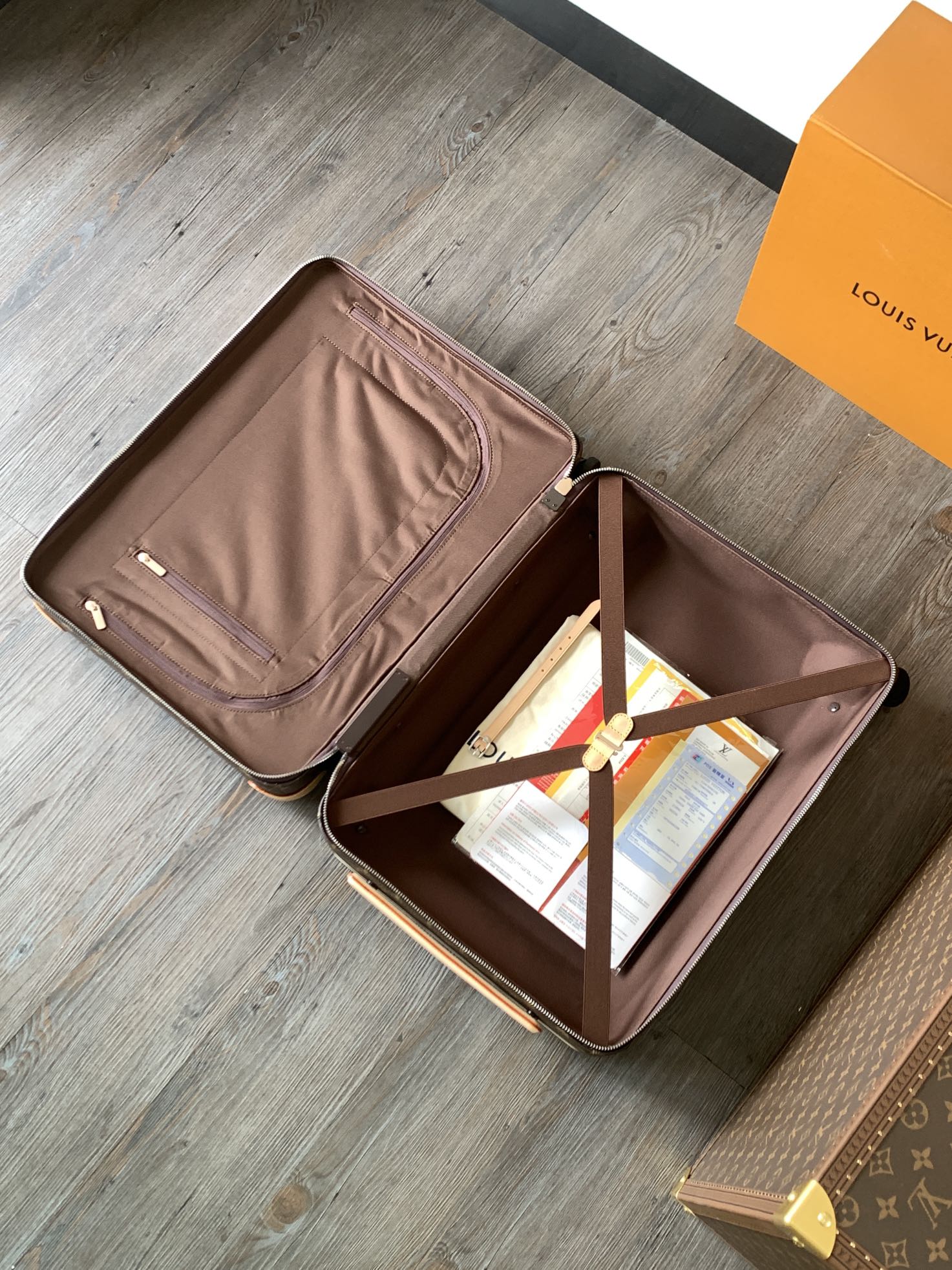 💰1380  从来都是想如何拥有，而不是压制自己的喜欢！ 范冰冰同款，L..V 驴牌宽拉杆拉链箱行李箱，HORIZON 四轮拉杆箱！💗小贵，但很好！一个人的品味和素质，一个拉箱便能体现！经典花料 
型号：M23203 20寸登机箱 
尺寸：长38x宽21x高55