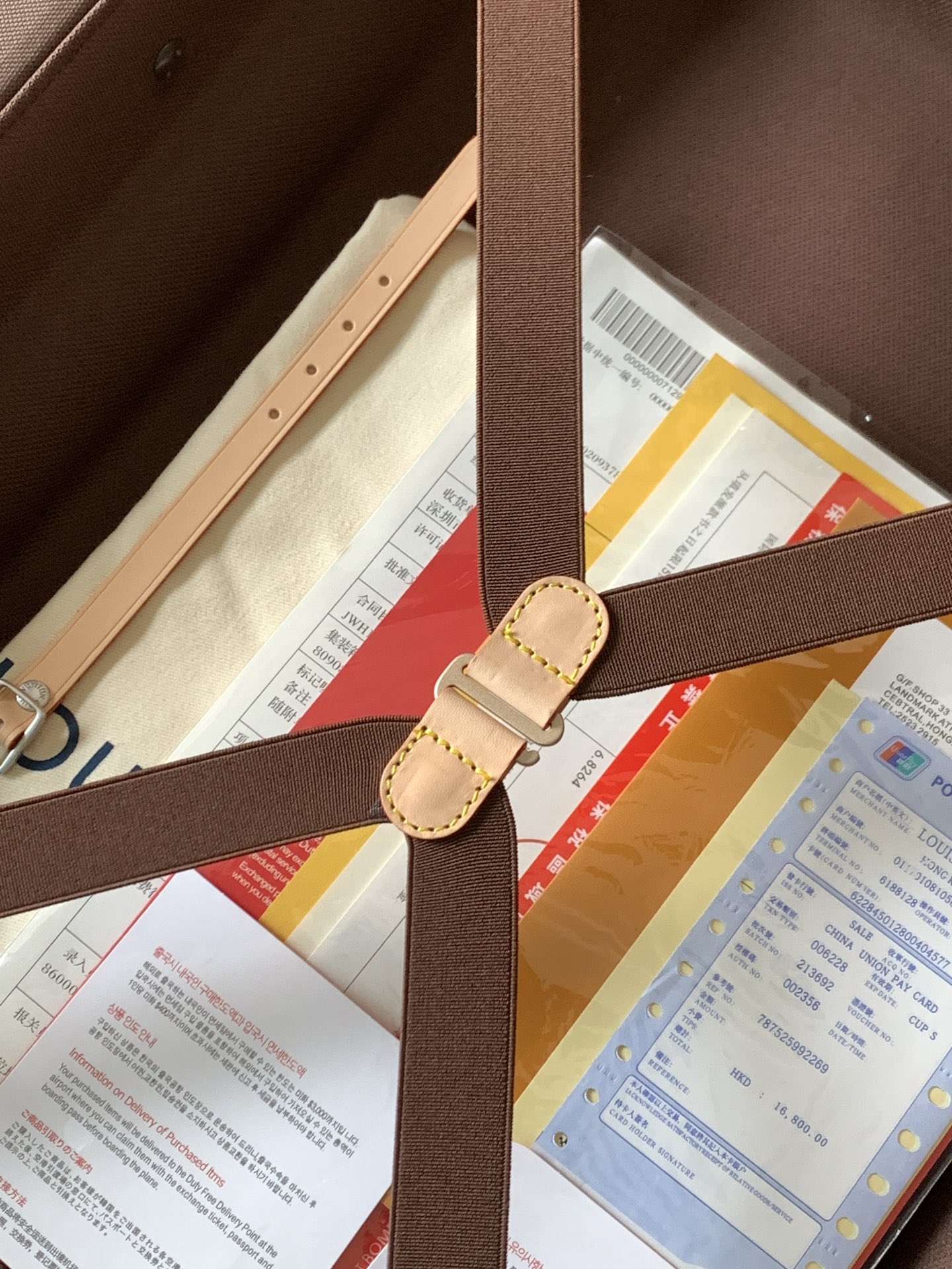 💰1380  从来都是想如何拥有，而不是压制自己的喜欢！ 范冰冰同款，L..V 驴牌宽拉杆拉链箱行李箱，HORIZON 四轮拉杆箱！💗小贵，但很好！一个人的品味和素质，一个拉箱便能体现！经典花料 
型号：M23203 20寸登机箱 
尺寸：长38x宽21x高55