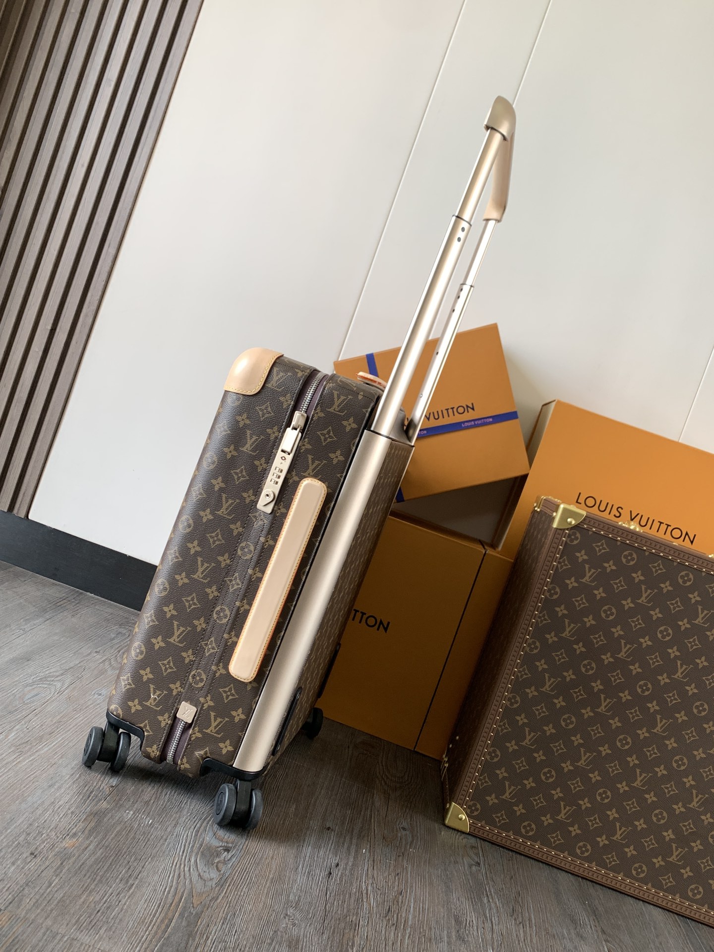 💰1380  从来都是想如何拥有，而不是压制自己的喜欢！ 范冰冰同款，L..V 驴牌宽拉杆拉链箱行李箱，HORIZON 四轮拉杆箱！💗小贵，但很好！一个人的品味和素质，一个拉箱便能体现！经典花料 
型号：M23203 20寸登机箱 
尺寸：长38x宽21x高55