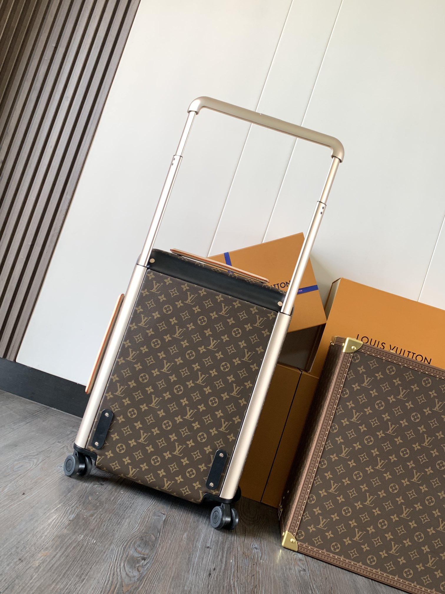 💰1380  从来都是想如何拥有，而不是压制自己的喜欢！ 范冰冰同款，L..V 驴牌宽拉杆拉链箱行李箱，HORIZON 四轮拉杆箱！💗小贵，但很好！一个人的品味和素质，一个拉箱便能体现！经典花料 
型号：M23203 20寸登机箱 
尺寸：长38x宽21x高55