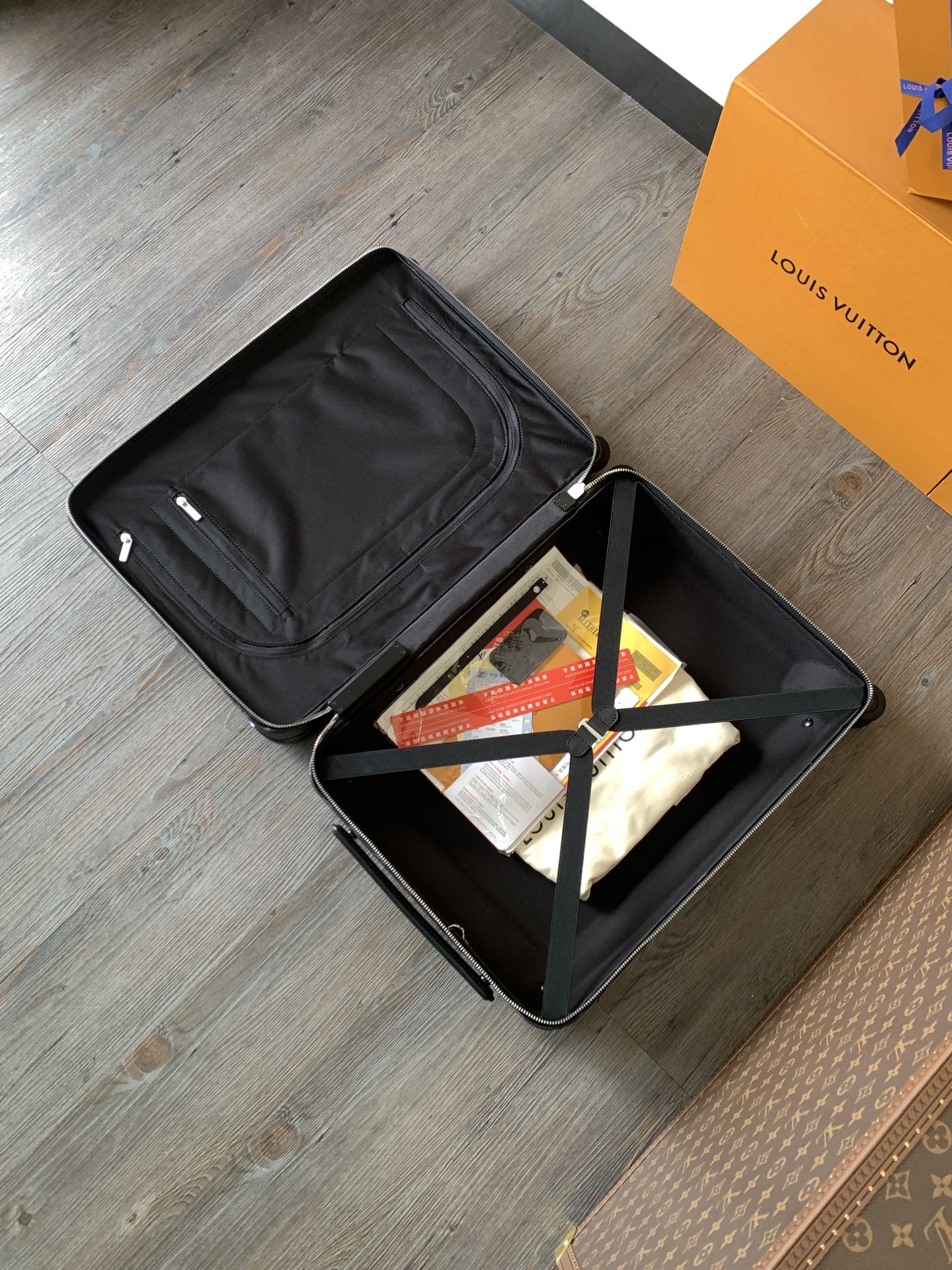 💰1380[独家实拍M23002黑花]HORIZON 邂逅奢华四轮拉杆箱的未来。由公认的划时代工业设计大师Marc Newson亲自操刀，此款轻质四轮拉杆箱以外部的大号拉杆创造出平坦宽敞的箱内空间。每一处设计细节无不散发出创新与轻盈的风格:从全新的TSA箱锁到路易威登品牌史上尤其舒适的旅行箱滚轮。创新四轮拉杆箱，开启个性之路，适合短途旅行。尺寸38x55x21厘米