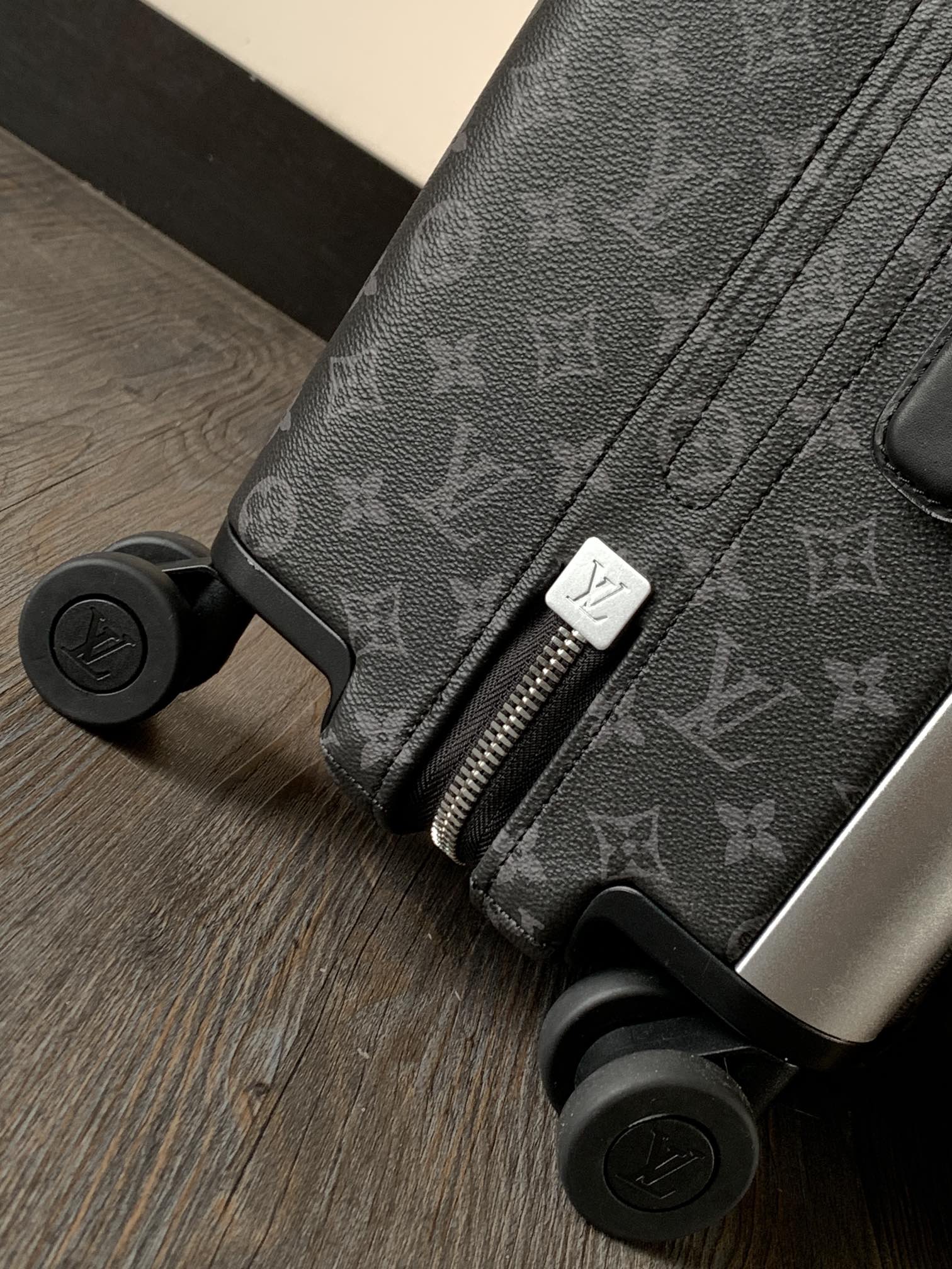 💰1380[独家实拍M23002黑花]HORIZON 邂逅奢华四轮拉杆箱的未来。由公认的划时代工业设计大师Marc Newson亲自操刀，此款轻质四轮拉杆箱以外部的大号拉杆创造出平坦宽敞的箱内空间。每一处设计细节无不散发出创新与轻盈的风格:从全新的TSA箱锁到路易威登品牌史上尤其舒适的旅行箱滚轮。创新四轮拉杆箱，开启个性之路，适合短途旅行。尺寸38x55x21厘米