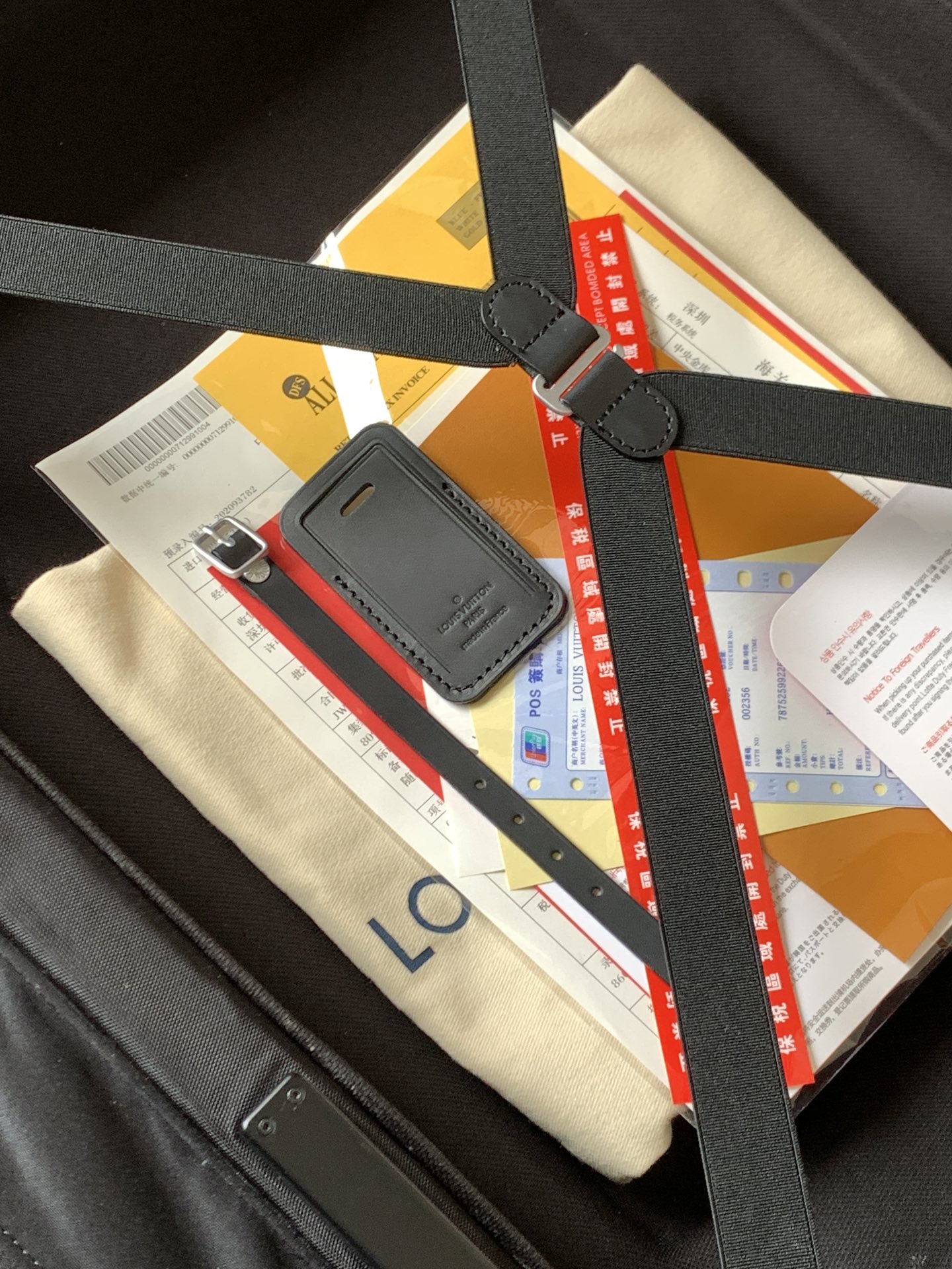 💰1380[独家实拍M23002黑花]HORIZON 邂逅奢华四轮拉杆箱的未来。由公认的划时代工业设计大师Marc Newson亲自操刀，此款轻质四轮拉杆箱以外部的大号拉杆创造出平坦宽敞的箱内空间。每一处设计细节无不散发出创新与轻盈的风格:从全新的TSA箱锁到路易威登品牌史上尤其舒适的旅行箱滚轮。创新四轮拉杆箱，开启个性之路，适合短途旅行。尺寸38x55x21厘米