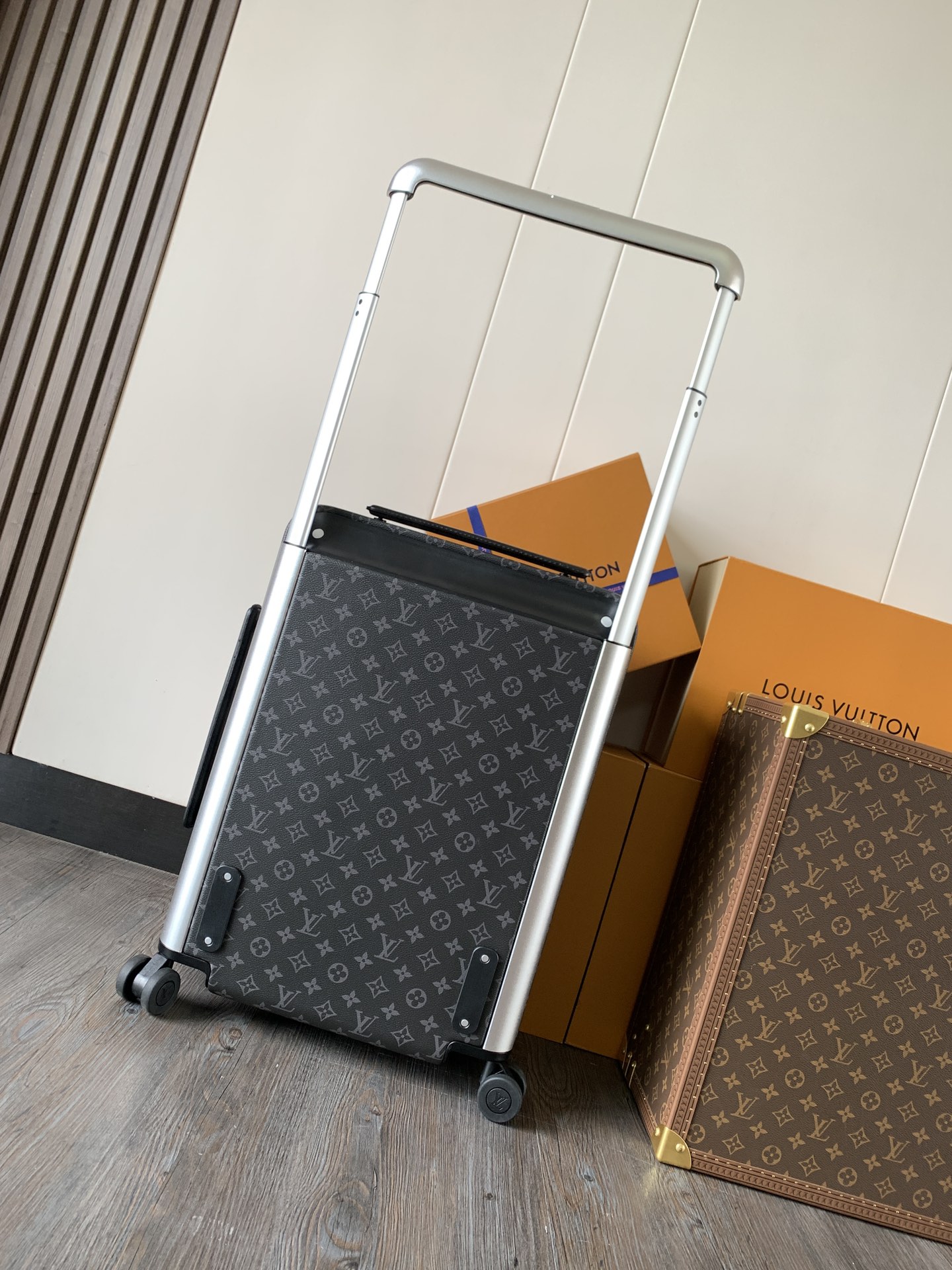 💰1380[独家实拍M23002黑花]HORIZON 邂逅奢华四轮拉杆箱的未来。由公认的划时代工业设计大师Marc Newson亲自操刀，此款轻质四轮拉杆箱以外部的大号拉杆创造出平坦宽敞的箱内空间。每一处设计细节无不散发出创新与轻盈的风格:从全新的TSA箱锁到路易威登品牌史上尤其舒适的旅行箱滚轮。创新四轮拉杆箱，开启个性之路，适合短途旅行。尺寸38x55x21厘米