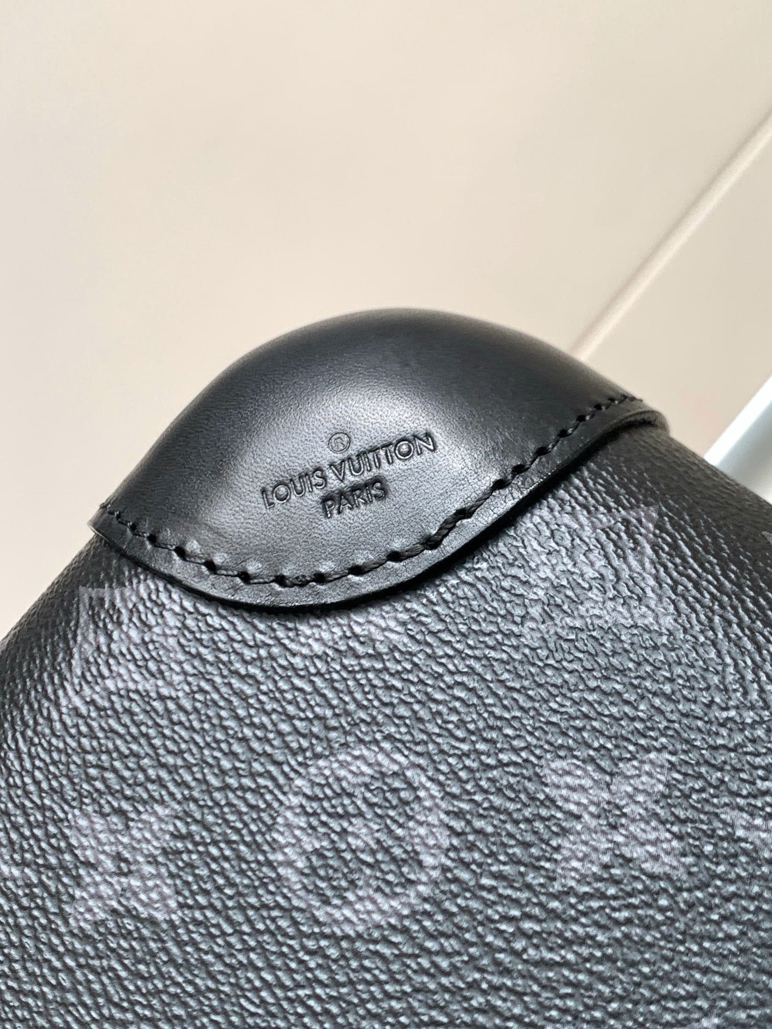 💰1380[独家实拍M23002黑花]HORIZON 邂逅奢华四轮拉杆箱的未来。由公认的划时代工业设计大师Marc Newson亲自操刀，此款轻质四轮拉杆箱以外部的大号拉杆创造出平坦宽敞的箱内空间。每一处设计细节无不散发出创新与轻盈的风格:从全新的TSA箱锁到路易威登品牌史上尤其舒适的旅行箱滚轮。创新四轮拉杆箱，开启个性之路，适合短途旅行。尺寸38x55x21厘米