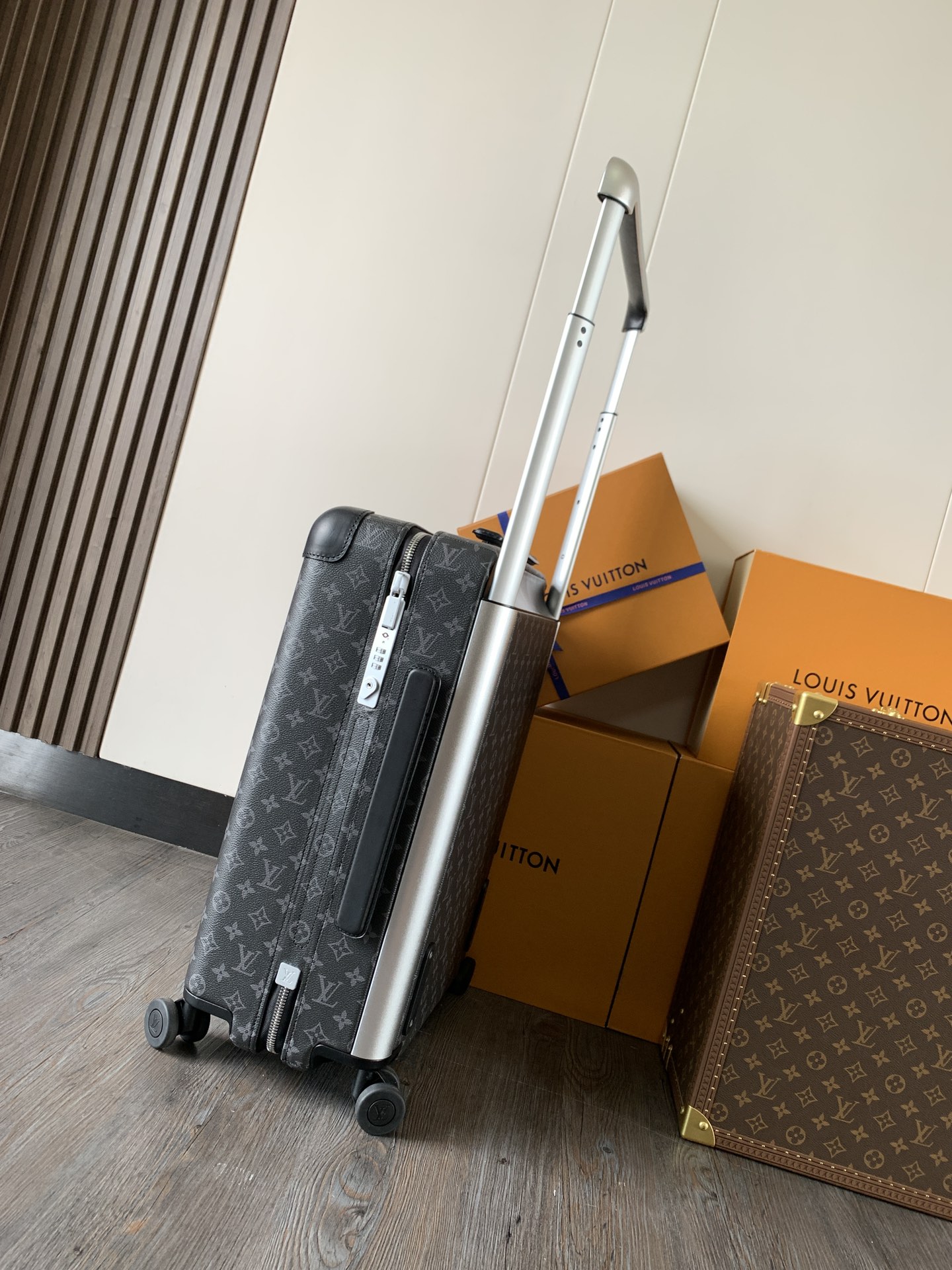 💰1380[独家实拍M23002黑花]HORIZON 邂逅奢华四轮拉杆箱的未来。由公认的划时代工业设计大师Marc Newson亲自操刀，此款轻质四轮拉杆箱以外部的大号拉杆创造出平坦宽敞的箱内空间。每一处设计细节无不散发出创新与轻盈的风格:从全新的TSA箱锁到路易威登品牌史上尤其舒适的旅行箱滚轮。创新四轮拉杆箱，开启个性之路，适合短途旅行。尺寸38x55x21厘米