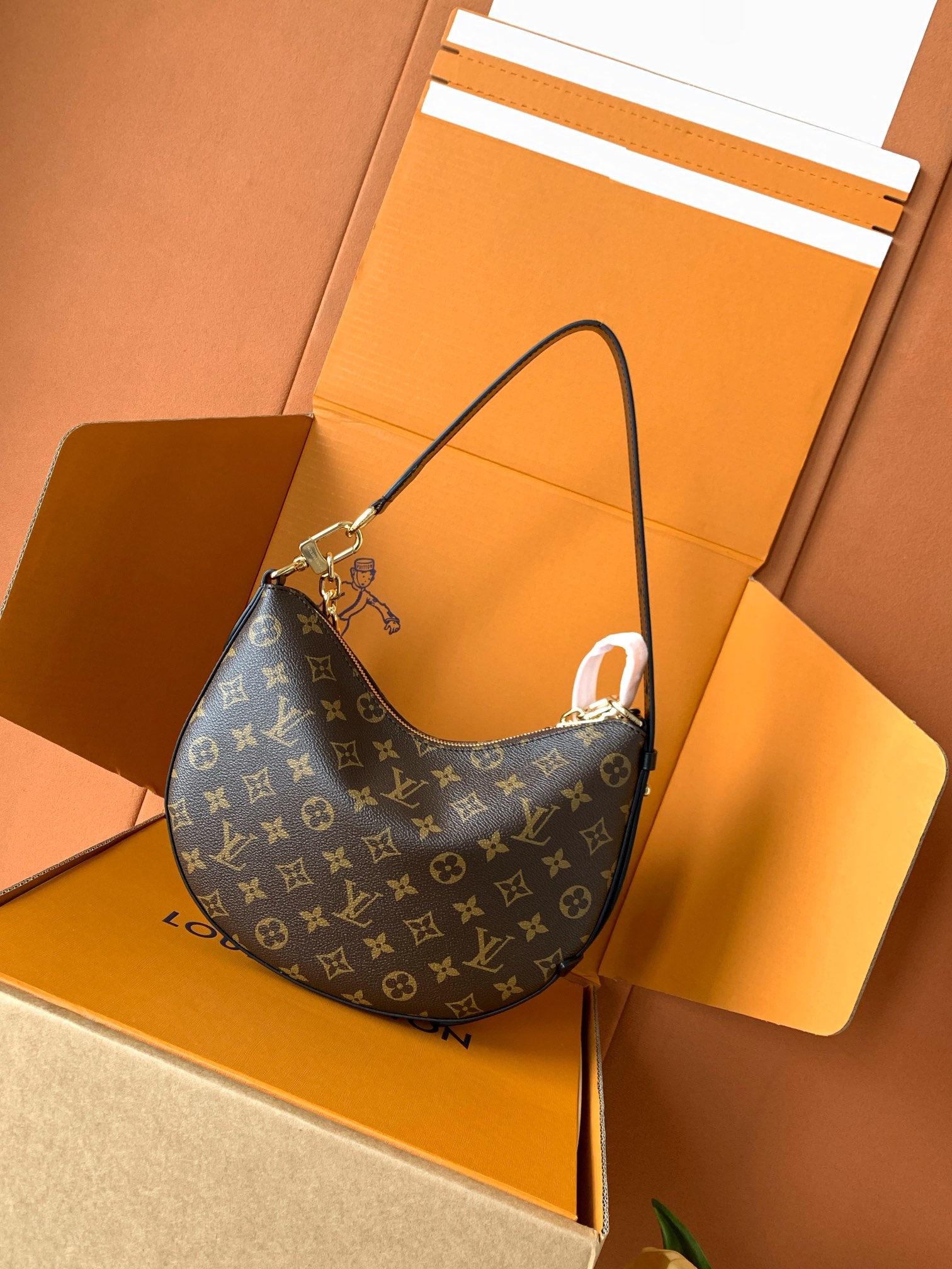 特级全钢77【独家实拍 M15056 】Cookie BB 手袋取材 Monogram 涂层帆布，以撞色皮革饰边烘托半月形构型。轻盈设计结合可调节手柄和可拆卸链条，实现斜挎和肩背的自如转换。可将手袋两端相连，打造潮流腕包造型。19 x 5 x 28.5 厘米 (高 x 宽 x 长度)