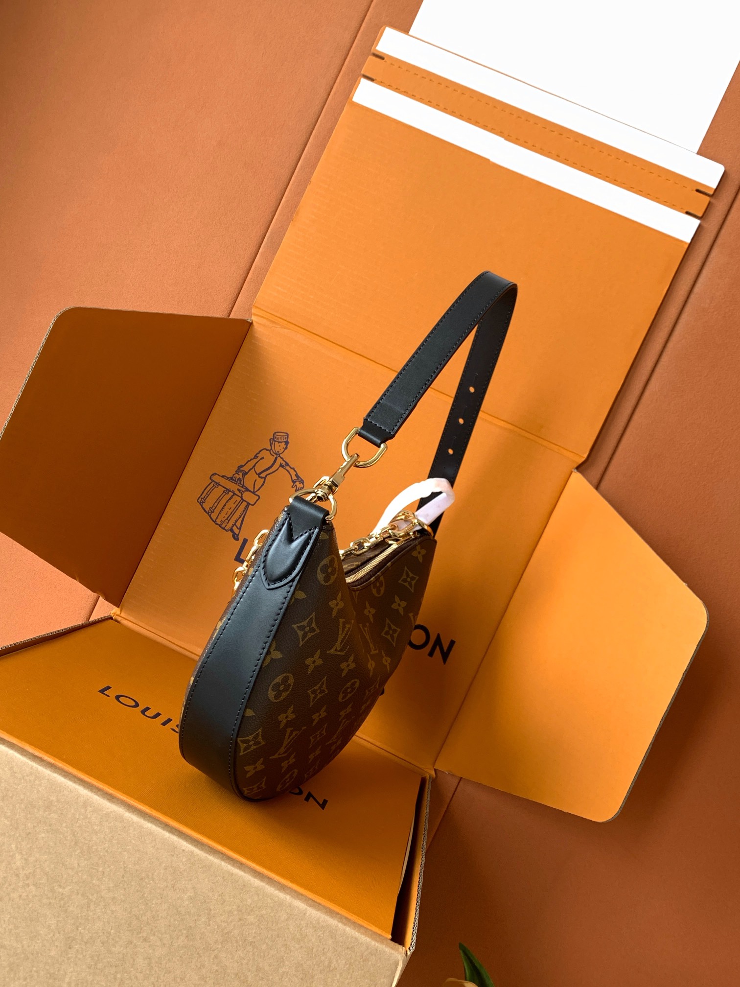 特级全钢77【独家实拍 M15056 】Cookie BB 手袋取材 Monogram 涂层帆布，以撞色皮革饰边烘托半月形构型。轻盈设计结合可调节手柄和可拆卸链条，实现斜挎和肩背的自如转换。可将手袋两端相连，打造潮流腕包造型。19 x 5 x 28.5 厘米 (高 x 宽 x 长度)