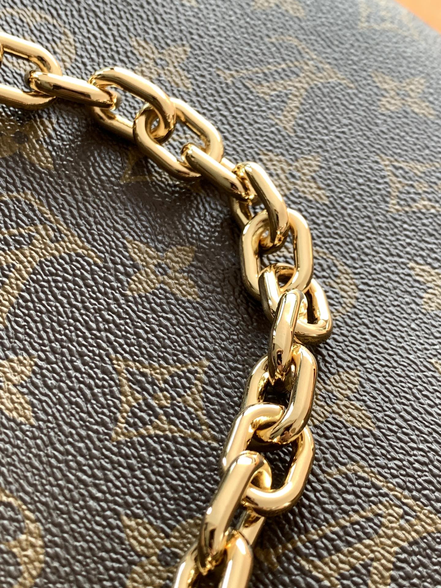 特级全钢77【独家实拍 M15056 】Cookie BB 手袋取材 Monogram 涂层帆布，以撞色皮革饰边烘托半月形构型。轻盈设计结合可调节手柄和可拆卸链条，实现斜挎和肩背的自如转换。可将手袋两端相连，打造潮流腕包造型。19 x 5 x 28.5 厘米 (高 x 宽 x 长度)