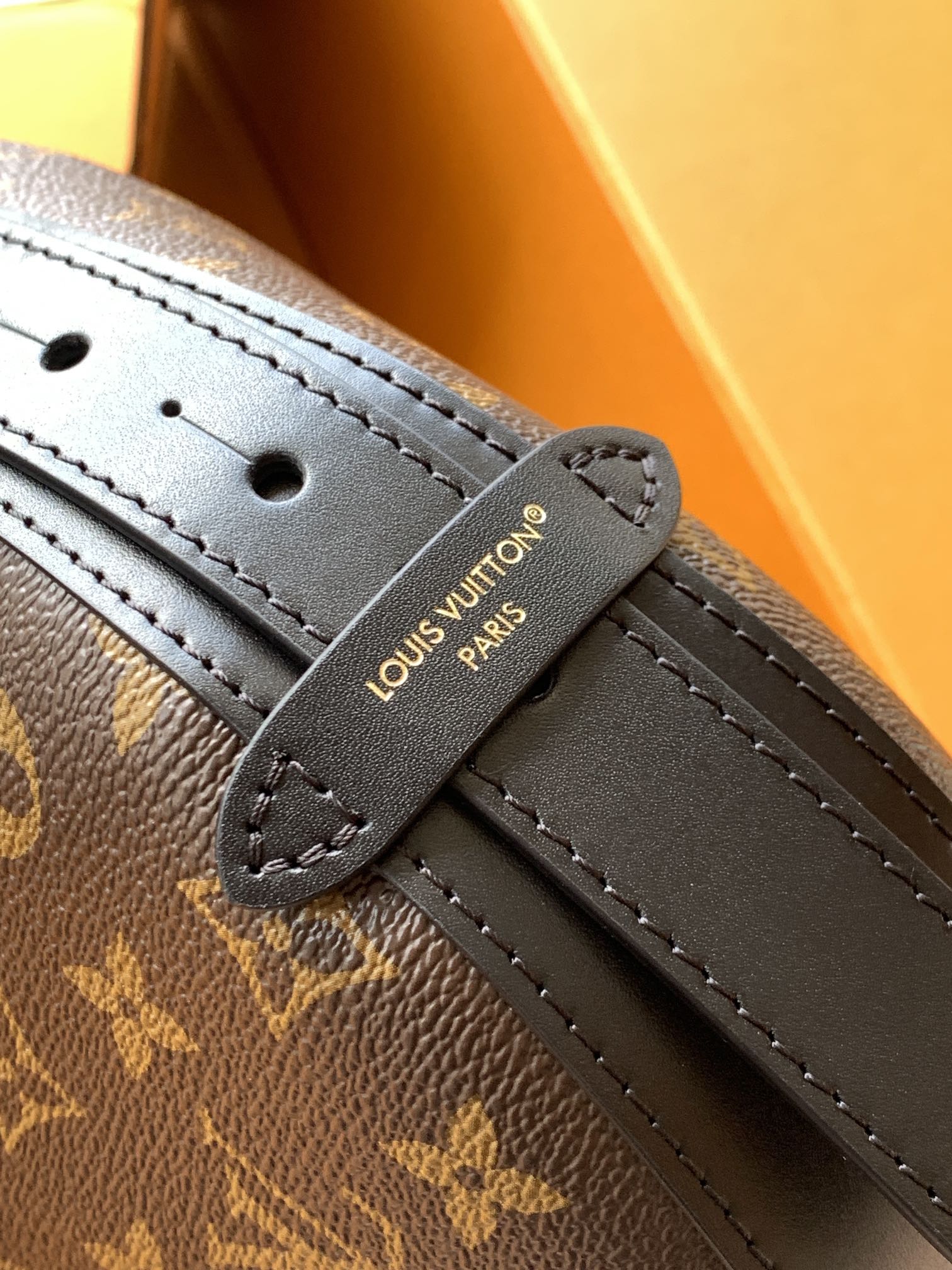 特级全钢77【独家实拍 M15056 】Cookie BB 手袋取材 Monogram 涂层帆布，以撞色皮革饰边烘托半月形构型。轻盈设计结合可调节手柄和可拆卸链条，实现斜挎和肩背的自如转换。可将手袋两端相连，打造潮流腕包造型。19 x 5 x 28.5 厘米 (高 x 宽 x 长度)