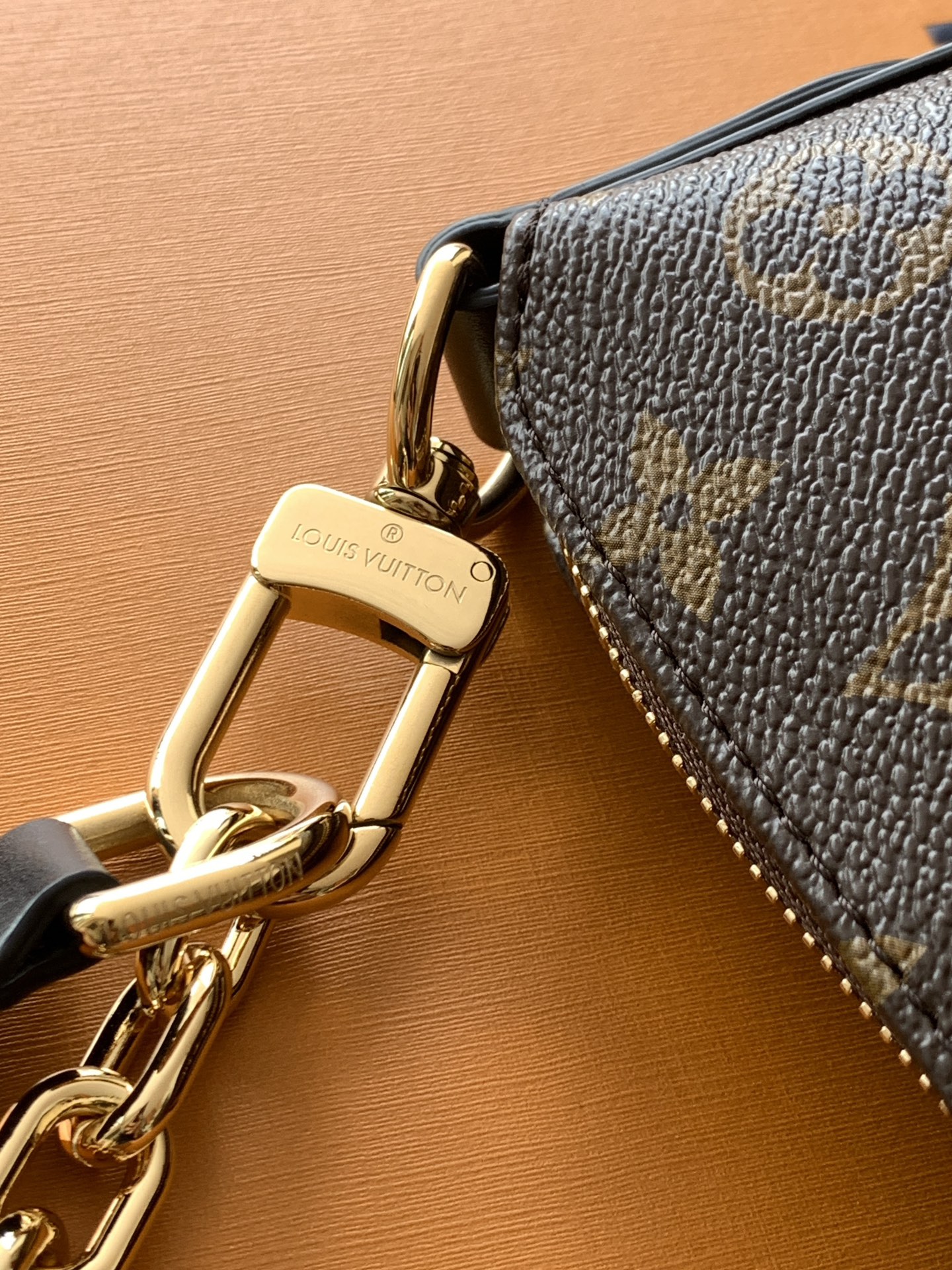 特级全钢77【独家实拍 M15056 】Cookie BB 手袋取材 Monogram 涂层帆布，以撞色皮革饰边烘托半月形构型。轻盈设计结合可调节手柄和可拆卸链条，实现斜挎和肩背的自如转换。可将手袋两端相连，打造潮流腕包造型。19 x 5 x 28.5 厘米 (高 x 宽 x 长度)