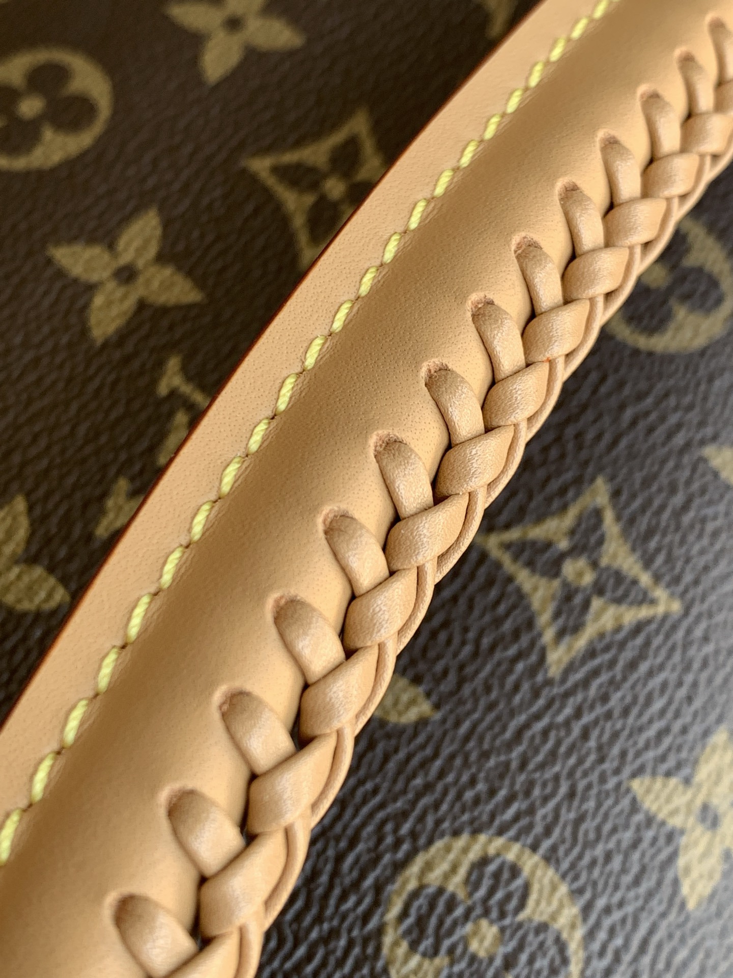 【特级MB163c芯片版 M15107 】本款 Speedy Soft 30 Lucky 手袋为 Mon