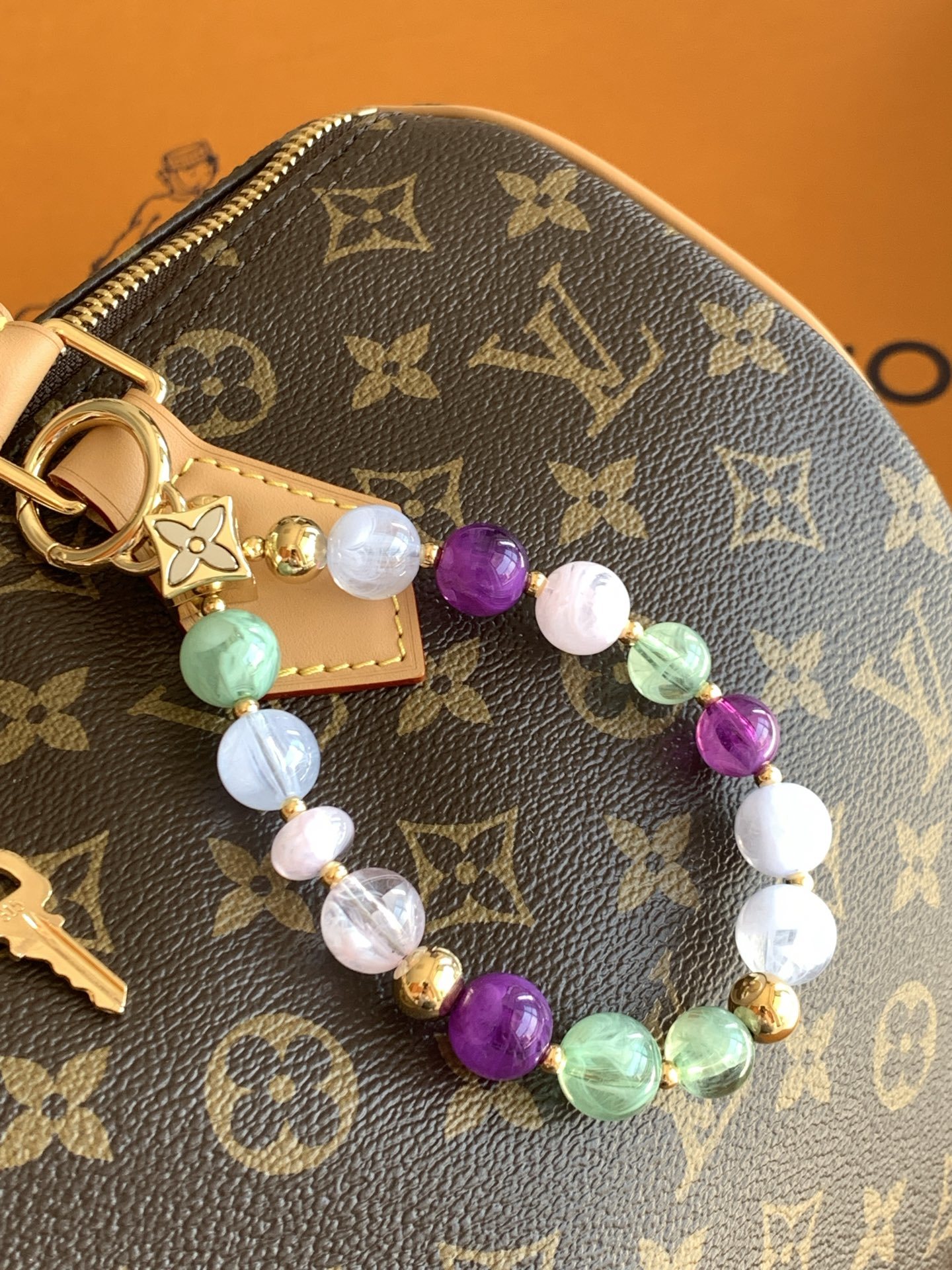 【特级MB163c芯片版 M15107 】本款 Speedy Soft 30 Lucky 手袋为 Mon