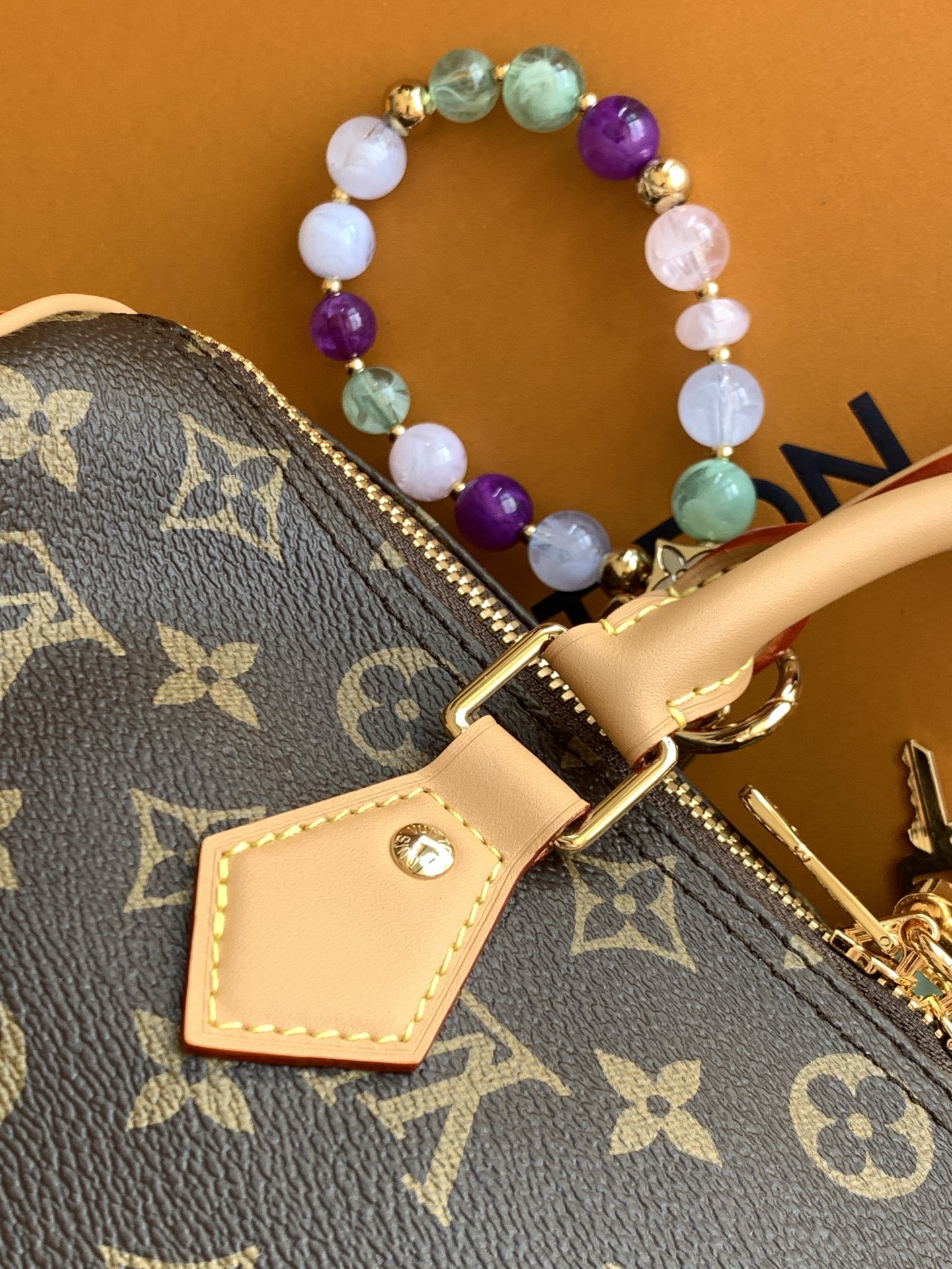 【特级MB163c芯片版 M15107 】本款 Speedy Soft 30 Lucky 手袋为 Mon