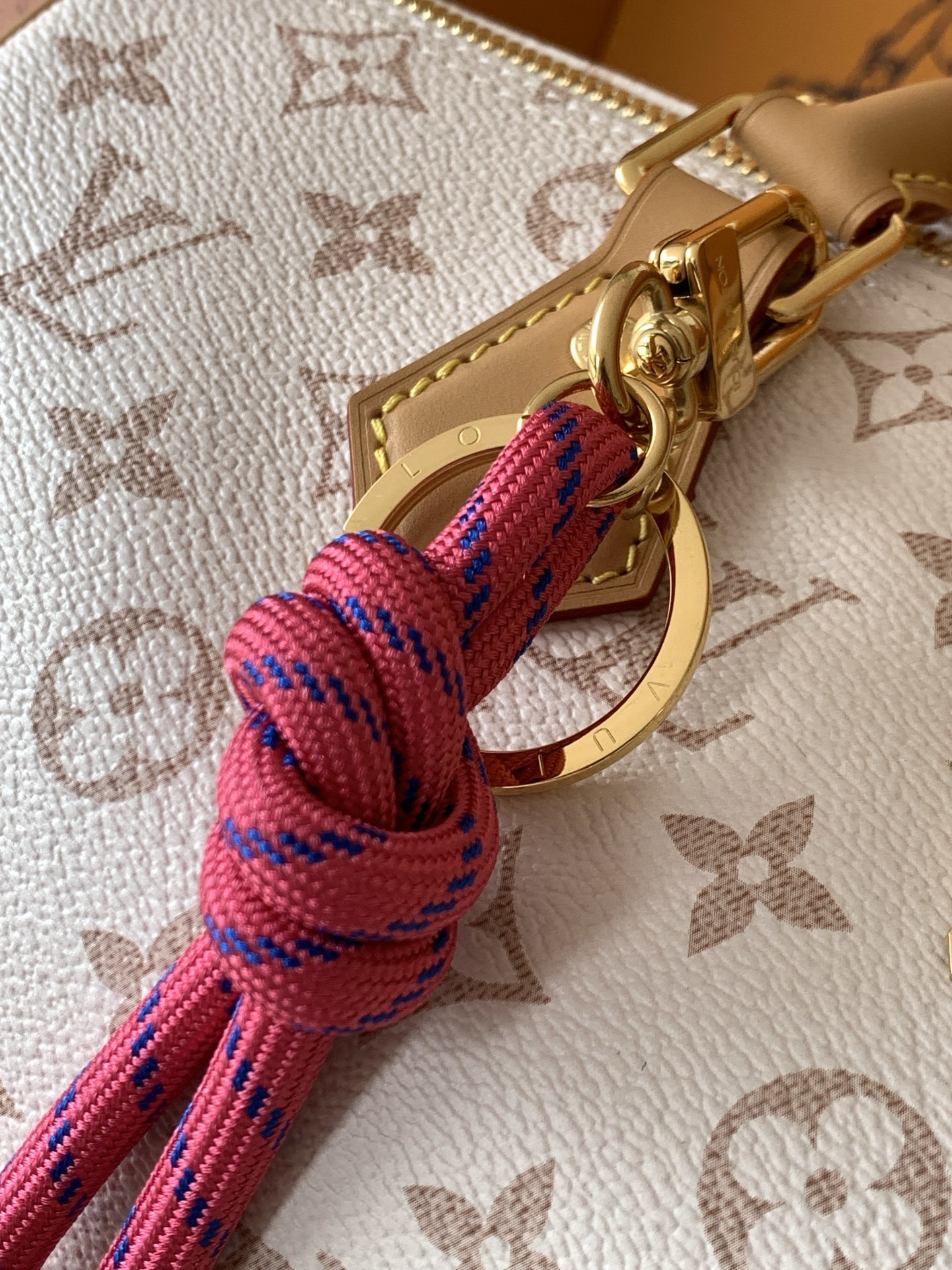 【特级MB163c芯片版M15108沙丘色】本款 Speedy Soft 30 Lucky 手袋为 Mo