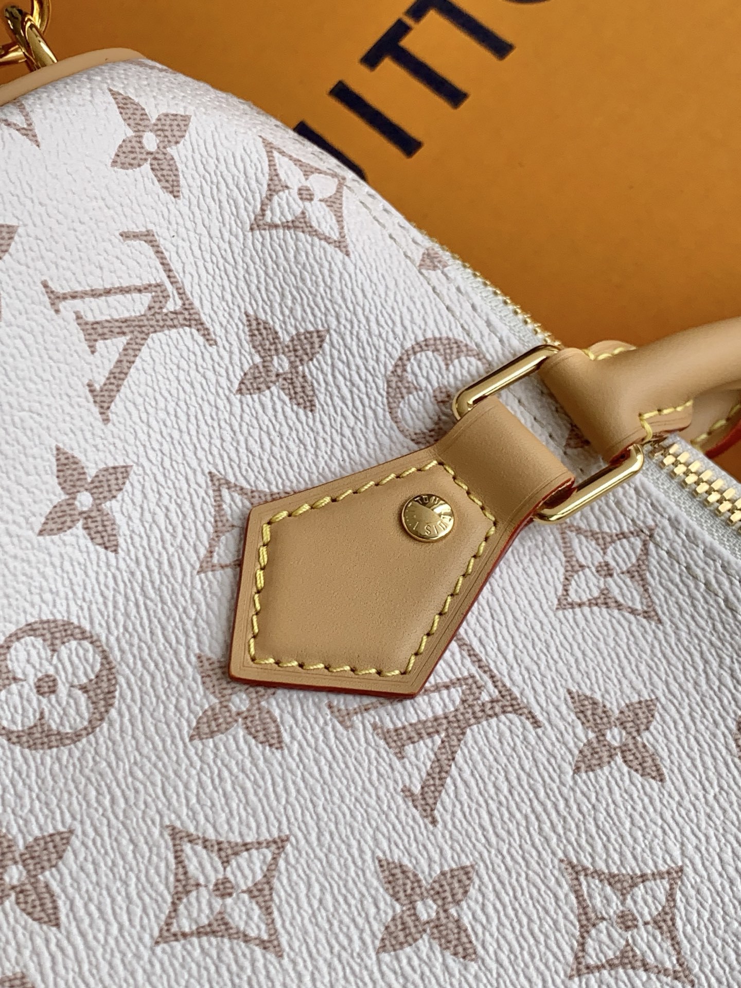 【特级MB163c芯片版M15108沙丘色】本款 Speedy Soft 30 Lucky 手袋为 Mo