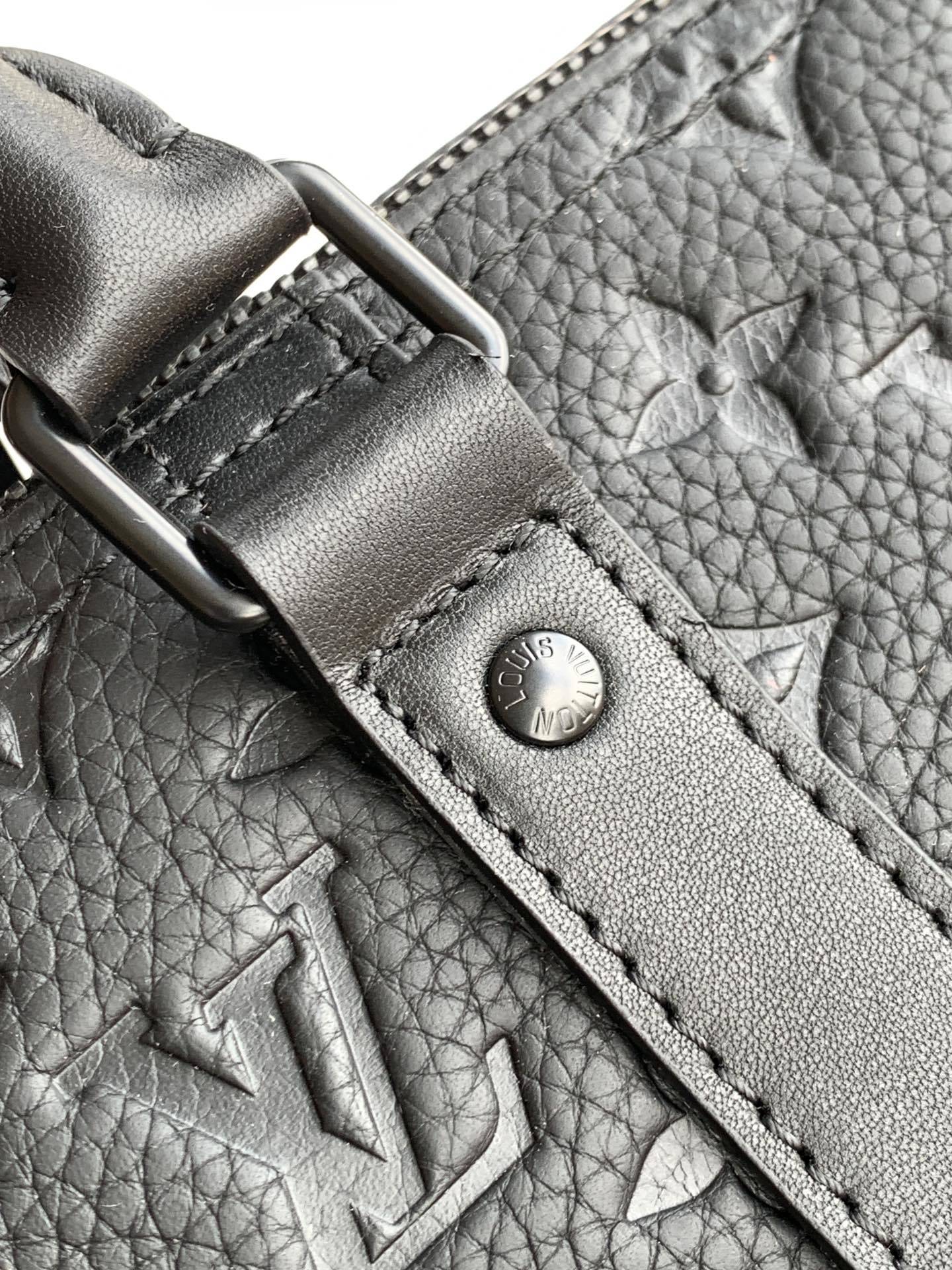 特级 𝟏𝟔𝟑𝐜𝟎𝟏动态芯片本款 𝐊𝐞𝐞𝐩𝐚𝐥𝐥 旅行袋为细腻牛皮革压印 𝐌𝐨𝐧𝐨𝐠𝐫𝐚𝐦 图案,焕新品牌