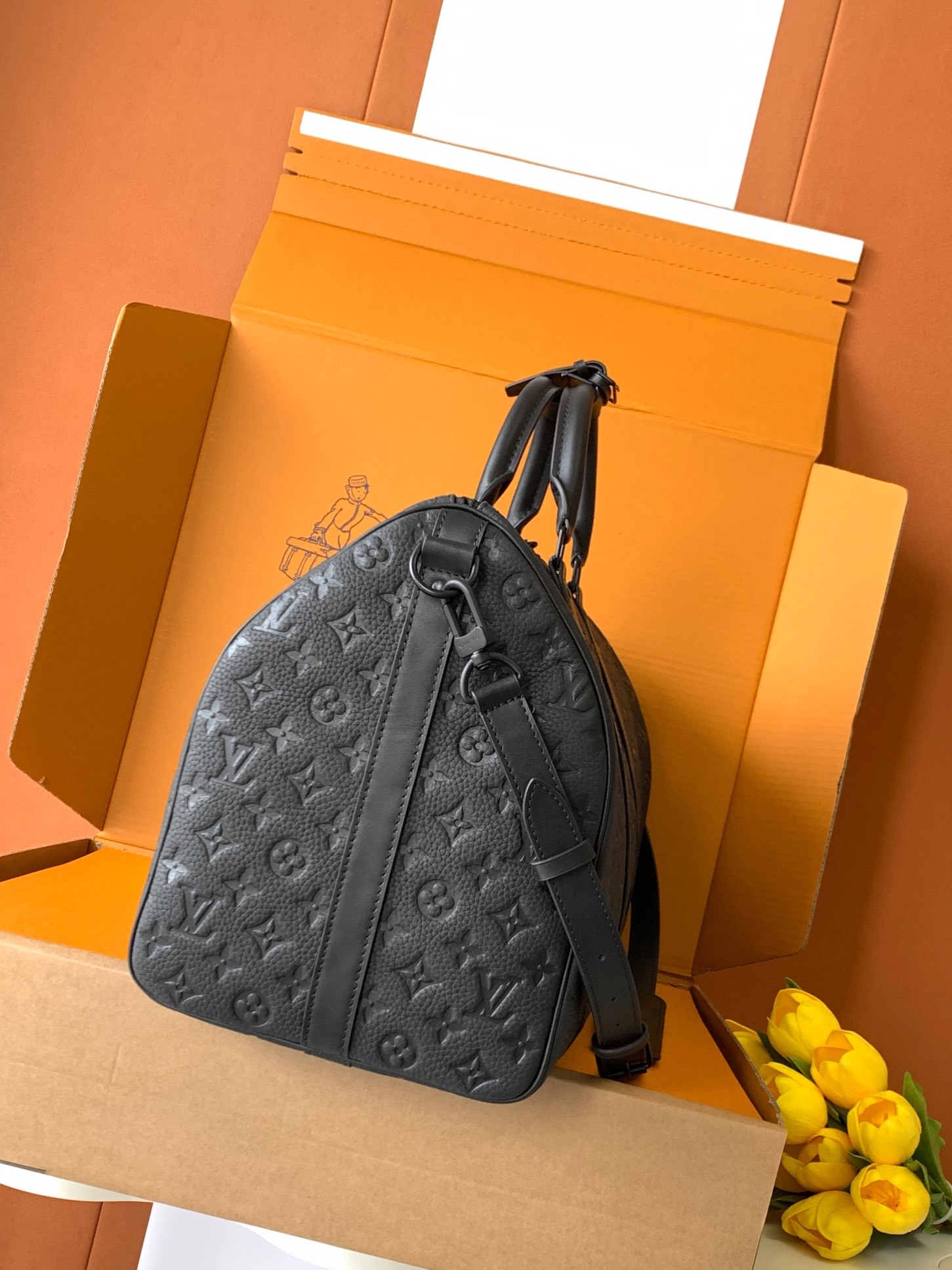 特级 𝟏𝟔𝟑𝐜𝟎𝟏动态芯片本款 𝐊𝐞𝐞𝐩𝐚𝐥𝐥 旅行袋为细腻牛皮革压印 𝐌𝐨𝐧𝐨𝐠𝐫𝐚𝐦 图案,焕新品牌