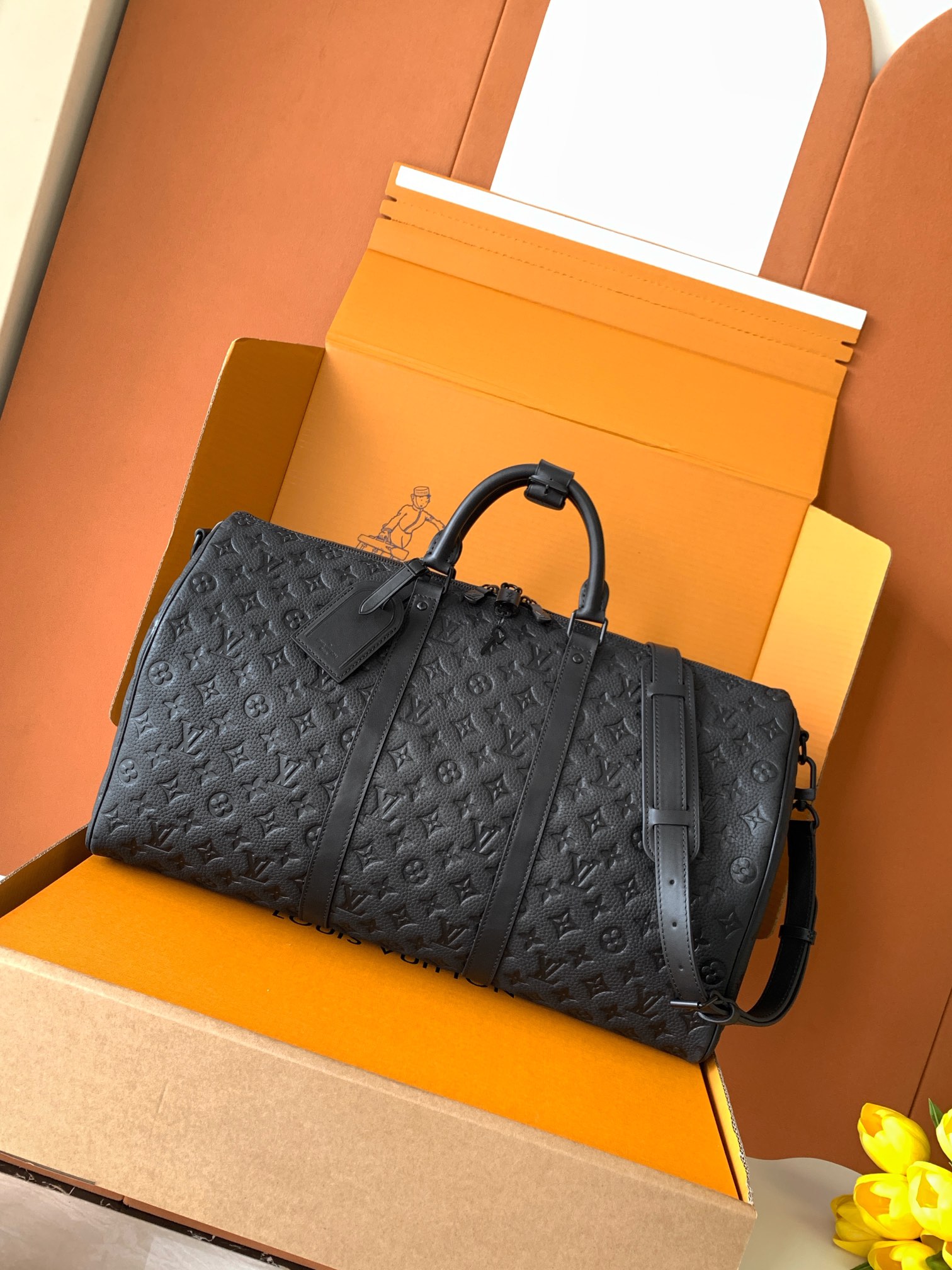 特级 𝟏𝟔𝟑𝐜𝟎𝟏动态芯片本款 𝐊𝐞𝐞𝐩𝐚𝐥𝐥 旅行袋为细腻牛皮革压印 𝐌𝐨𝐧𝐨𝐠𝐫𝐚𝐦 图案，焕新品牌