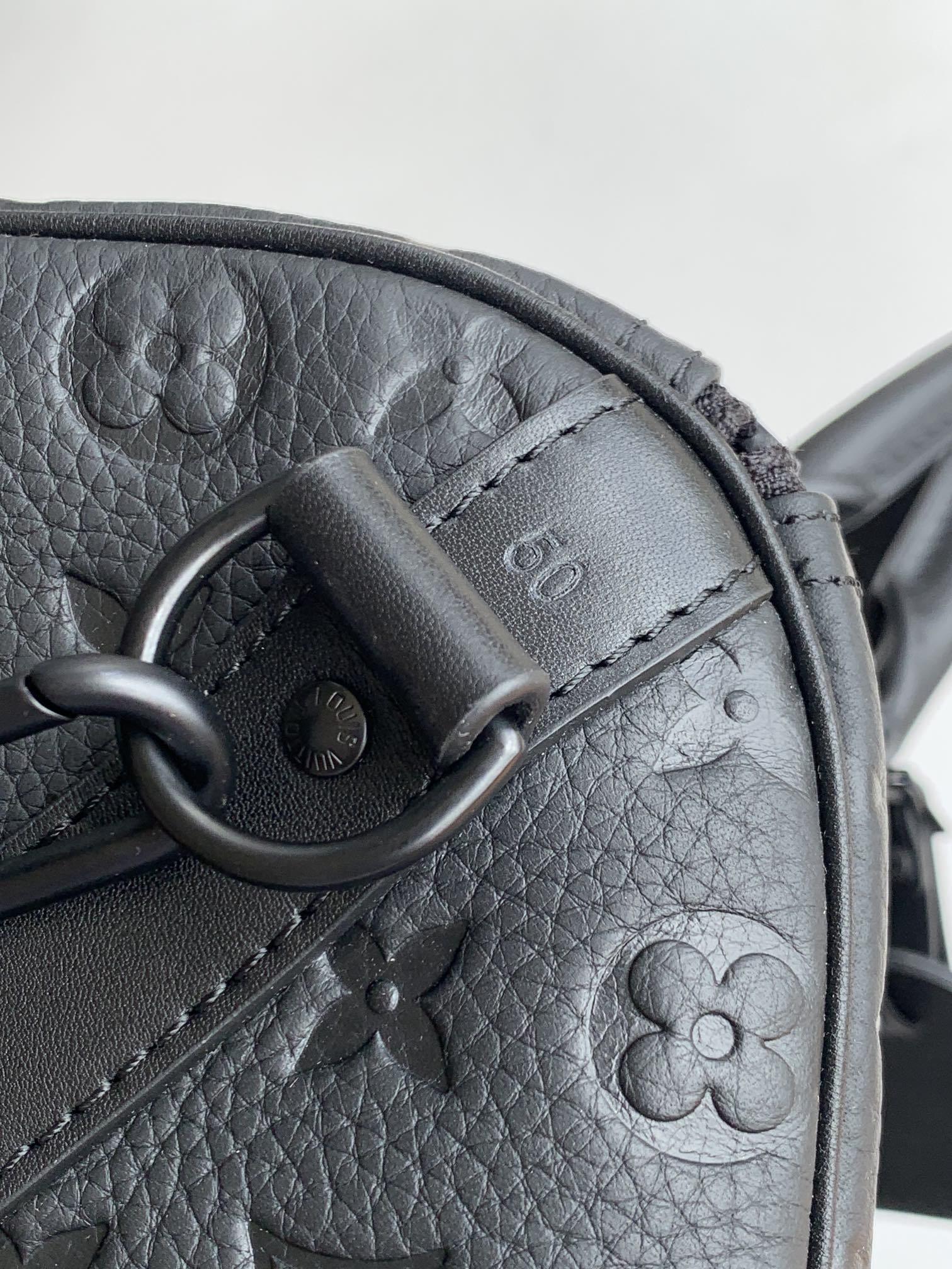 特级 𝟏𝟔𝟑𝐜𝟎𝟏动态芯片本款 𝐊𝐞𝐞𝐩𝐚𝐥𝐥 旅行袋为细腻牛皮革压印 𝐌𝐨𝐧𝐨𝐠𝐫𝐚𝐦 图案,焕新品牌