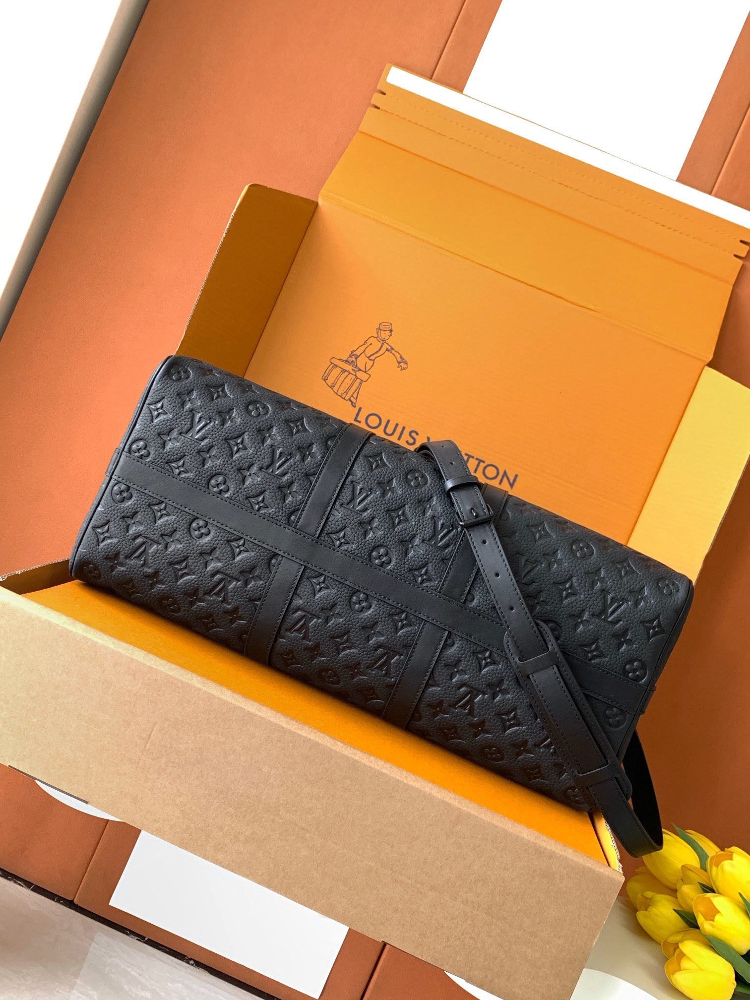 特级 𝟏𝟔𝟑𝐜𝟎𝟏动态芯片本款 𝐊𝐞𝐞𝐩𝐚𝐥𝐥 旅行袋为细腻牛皮革压印 𝐌𝐨𝐧𝐨𝐠𝐫𝐚𝐦 图案,焕新品牌