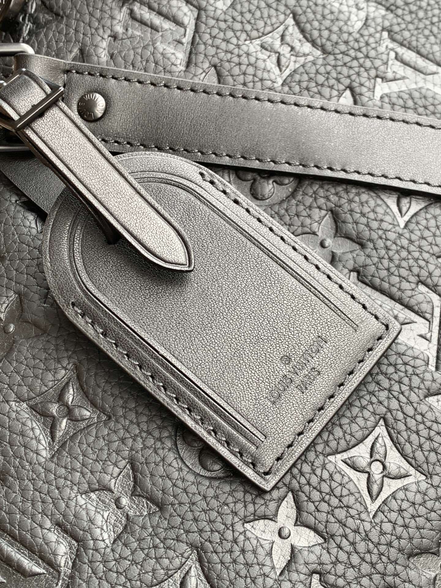 特级 𝟏𝟔𝟑𝐜𝟎𝟏动态芯片本款 𝐊𝐞𝐞𝐩𝐚𝐥𝐥 旅行袋为细腻牛皮革压印 𝐌𝐨𝐧𝐨𝐠𝐫𝐚𝐦 图案,焕新品牌