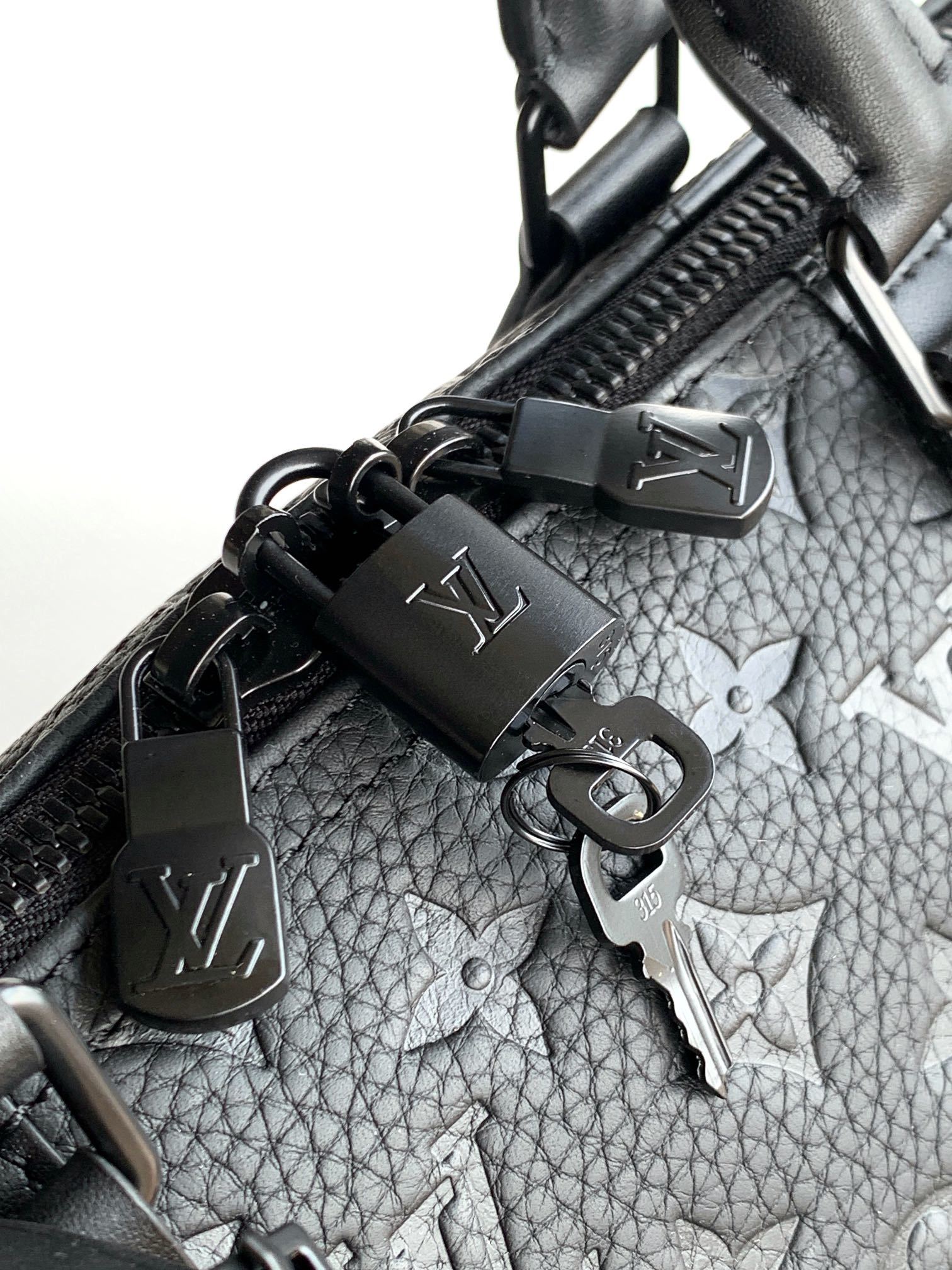 特级 𝟏𝟔𝟑𝐜𝟎𝟏动态芯片本款 𝐊𝐞𝐞𝐩𝐚𝐥𝐥 旅行袋为细腻牛皮革压印 𝐌𝐨𝐧𝐨𝐠𝐫𝐚𝐦 图案,焕新品牌