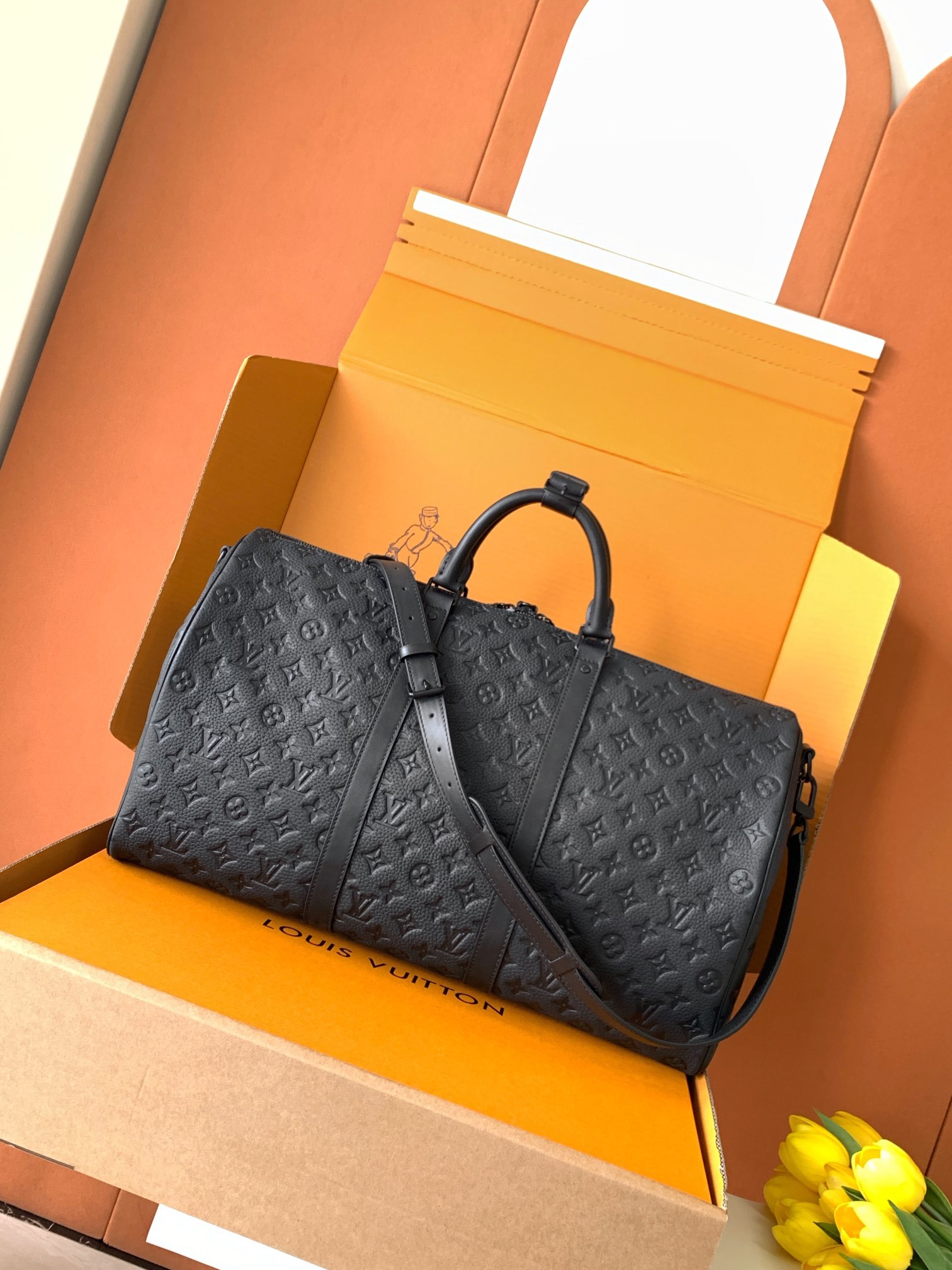 特级 𝟏𝟔𝟑𝐜𝟎𝟏动态芯片本款 𝐊𝐞𝐞𝐩𝐚𝐥𝐥 旅行袋为细腻牛皮革压印 𝐌𝐨𝐧𝐨𝐠𝐫𝐚𝐦 图案,焕新品牌