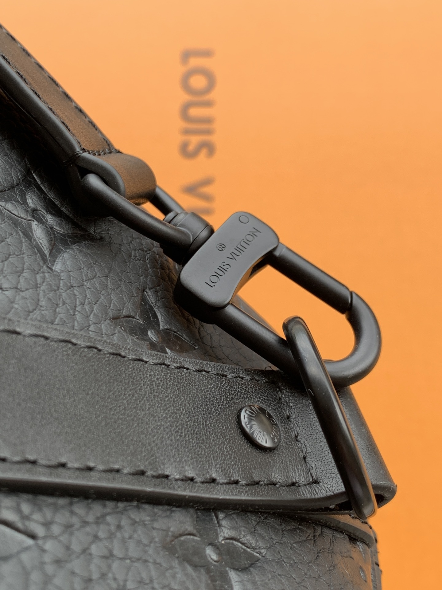 特级 𝟏𝟔𝟑𝐜𝟎𝟏动态芯片本款 𝐊𝐞𝐞𝐩𝐚𝐥𝐥 旅行袋为细腻牛皮革压印 𝐌𝐨𝐧𝐨𝐠𝐫𝐚𝐦 图案,焕新品牌